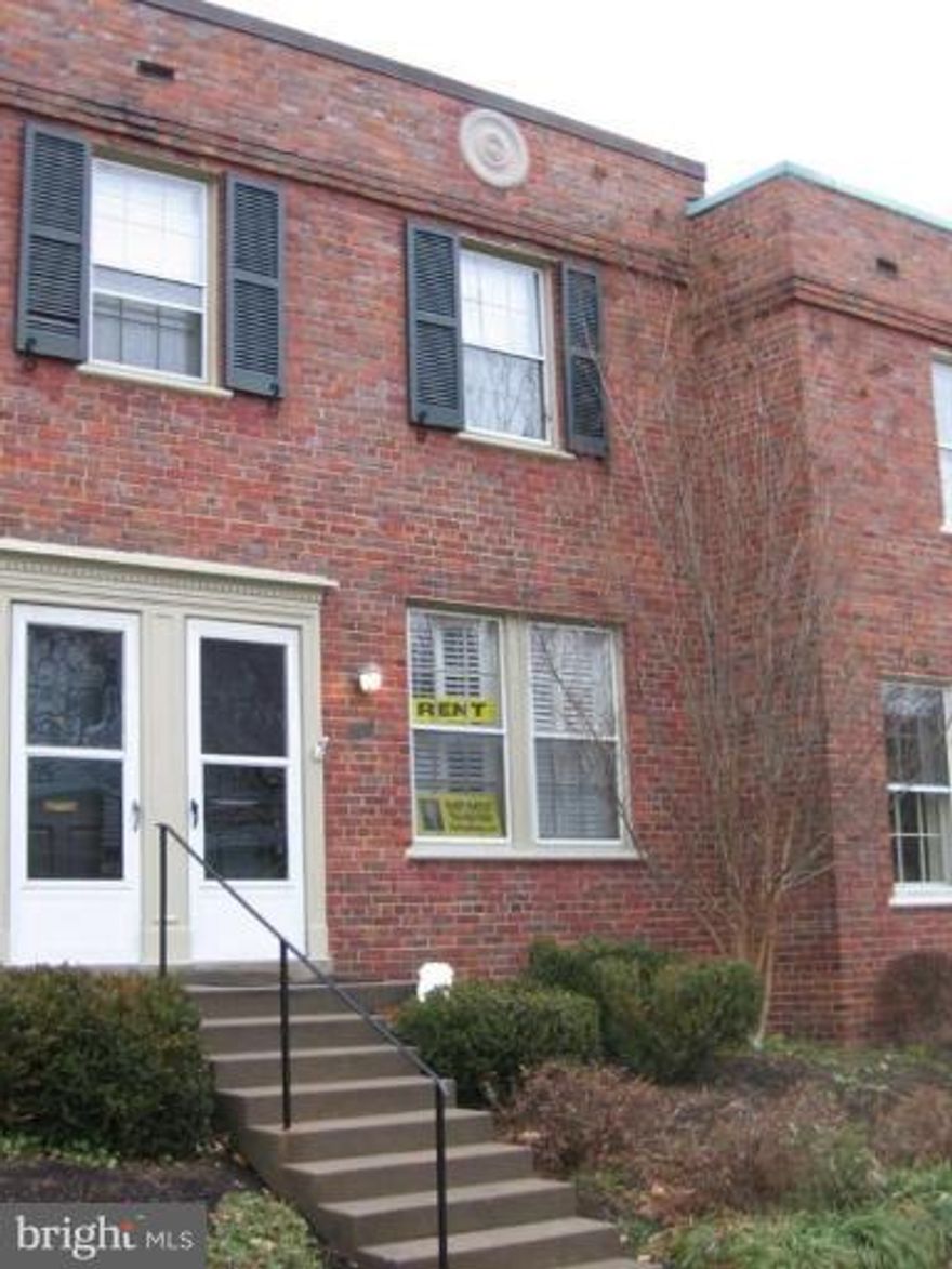 Cute Arlington Village rental * Bright & cheerful atmosphere * Full-size KIT includes W/D! * Patio deck backs to courtyard * Close to Pentagon, DC, Historic Columbia Pike Corridor, Great local shops/theatres, major commuting routes * Good credit/references a must! * 24-48 hour application fee approval