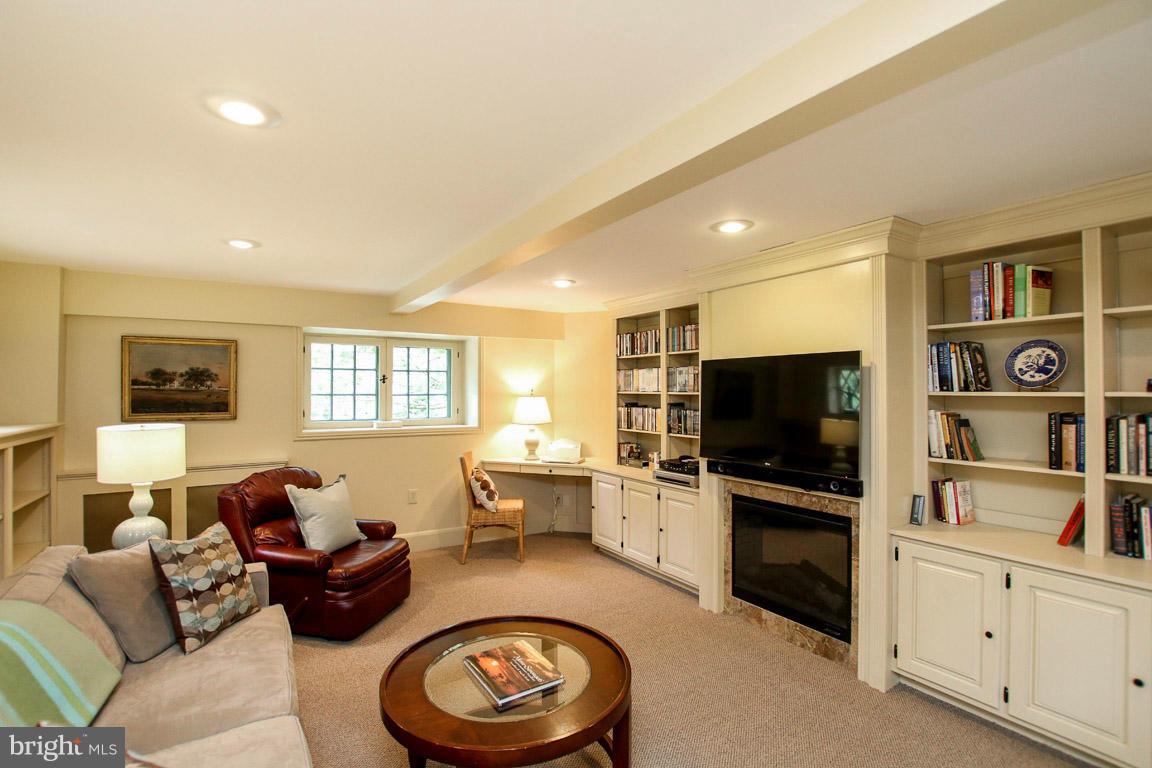 LAKE ROLAND - Residential