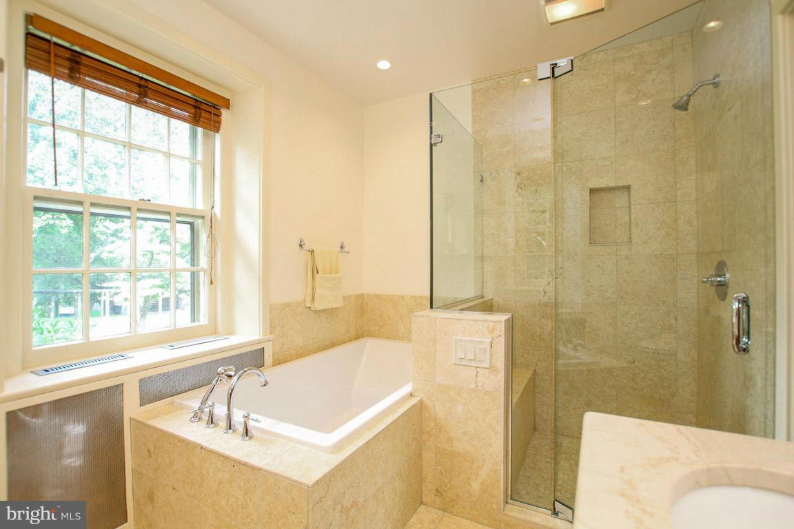 LAKE ROLAND - Residential