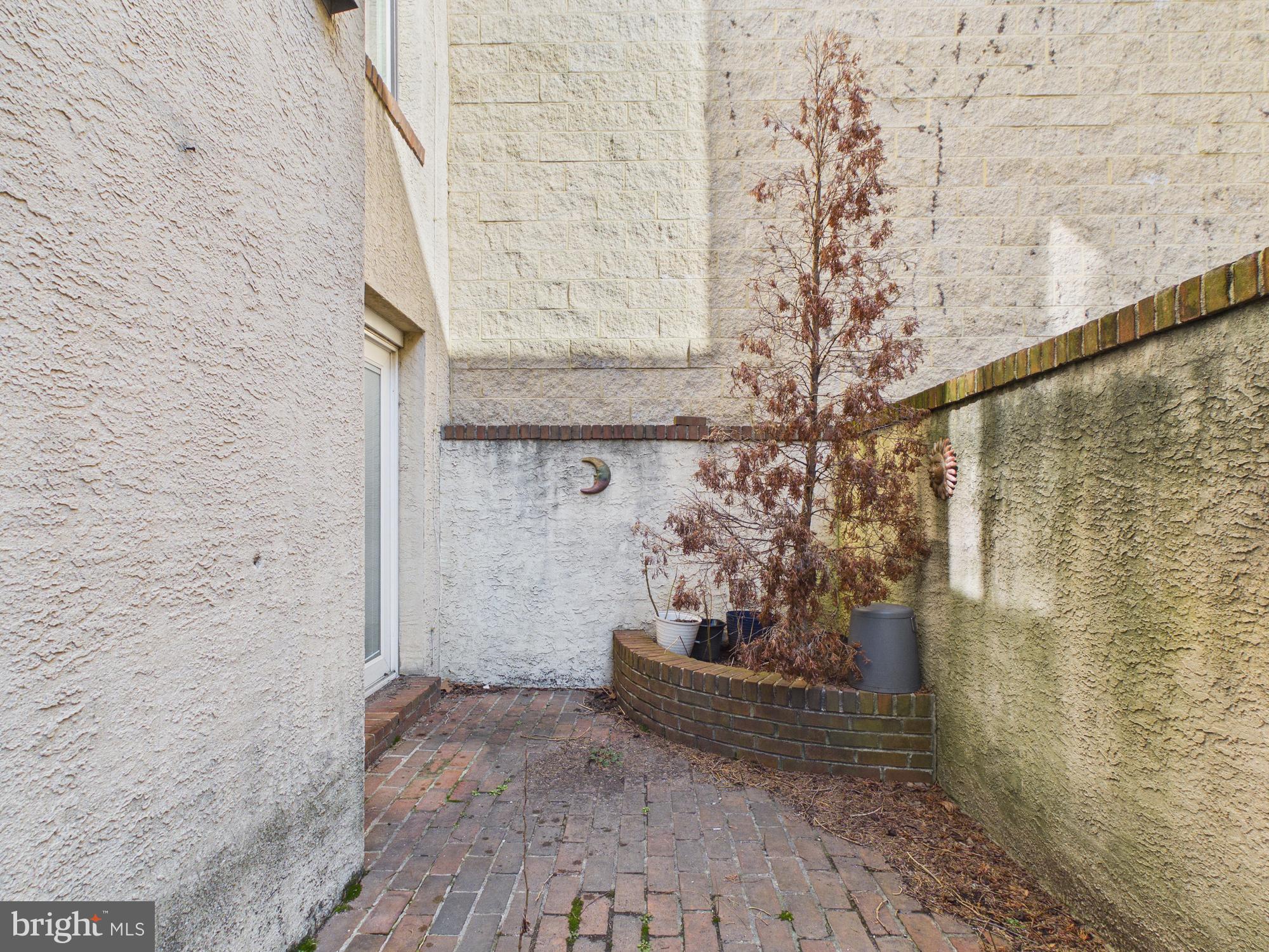 LOGAN SQUARE - Residential