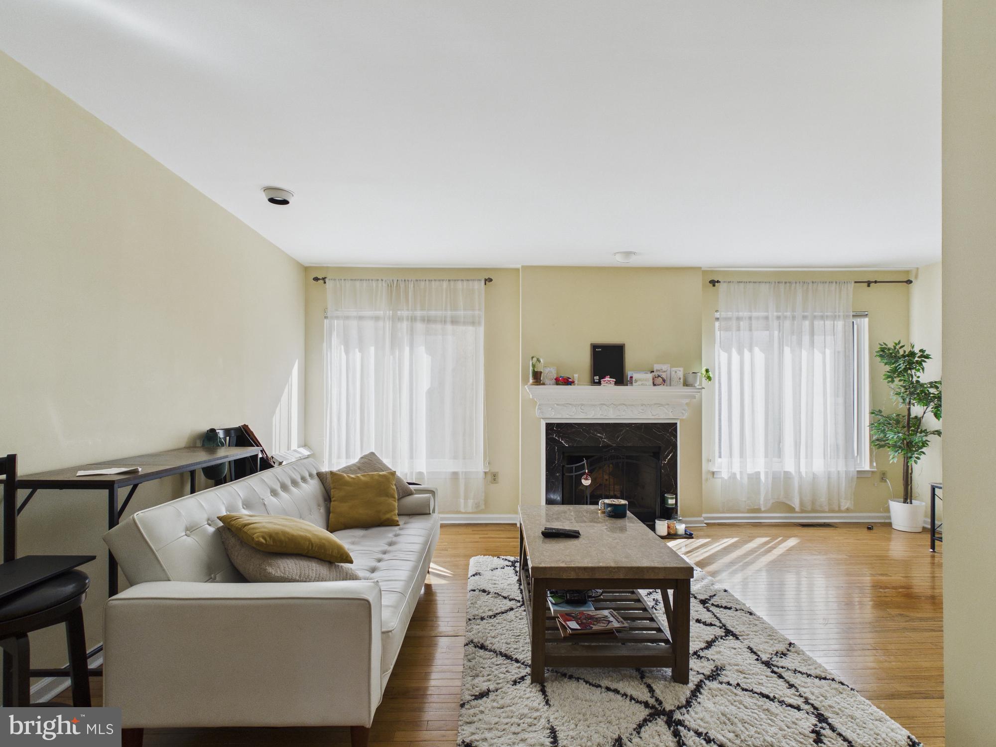 LOGAN SQUARE - Residential