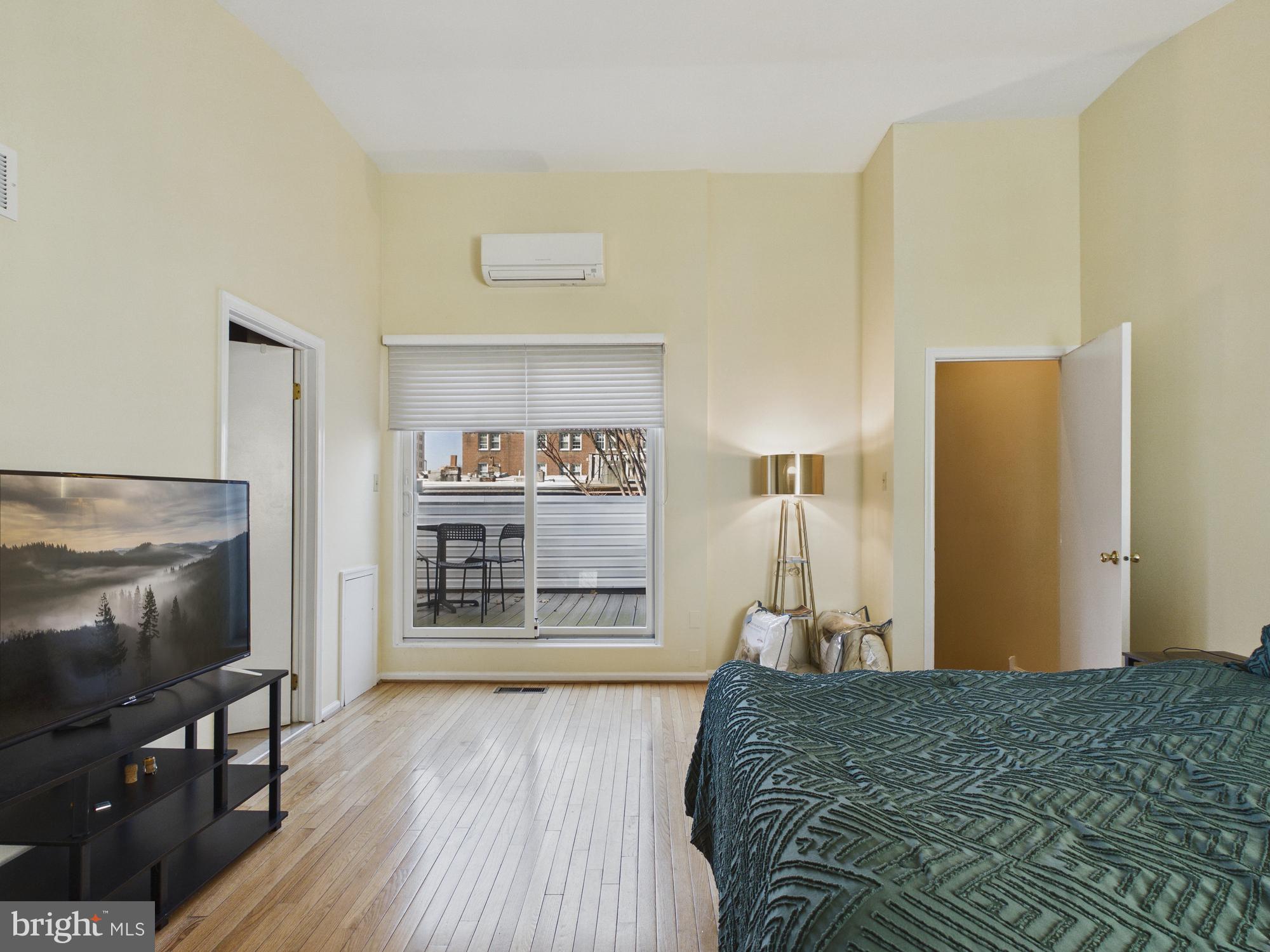 LOGAN SQUARE - Residential