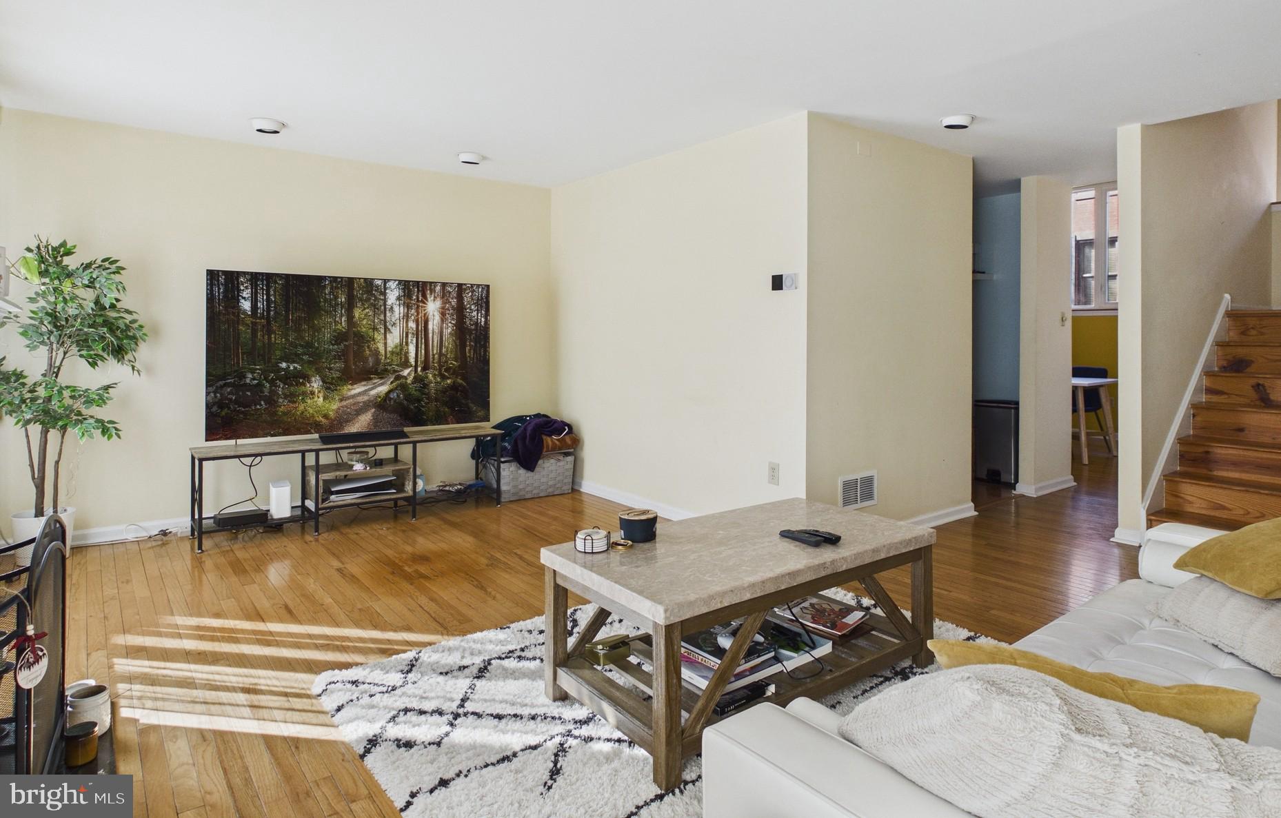 LOGAN SQUARE - Residential