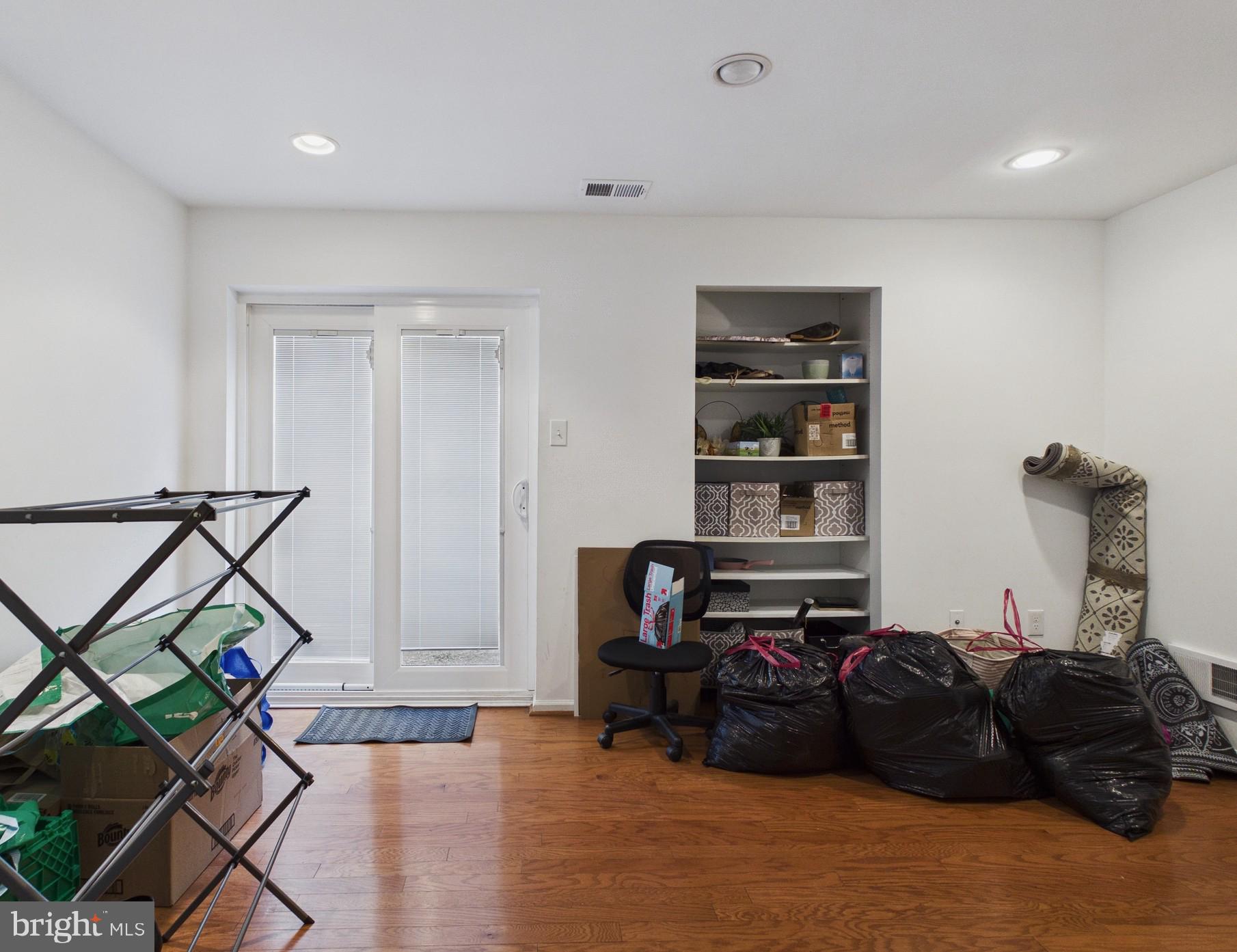 LOGAN SQUARE - Residential