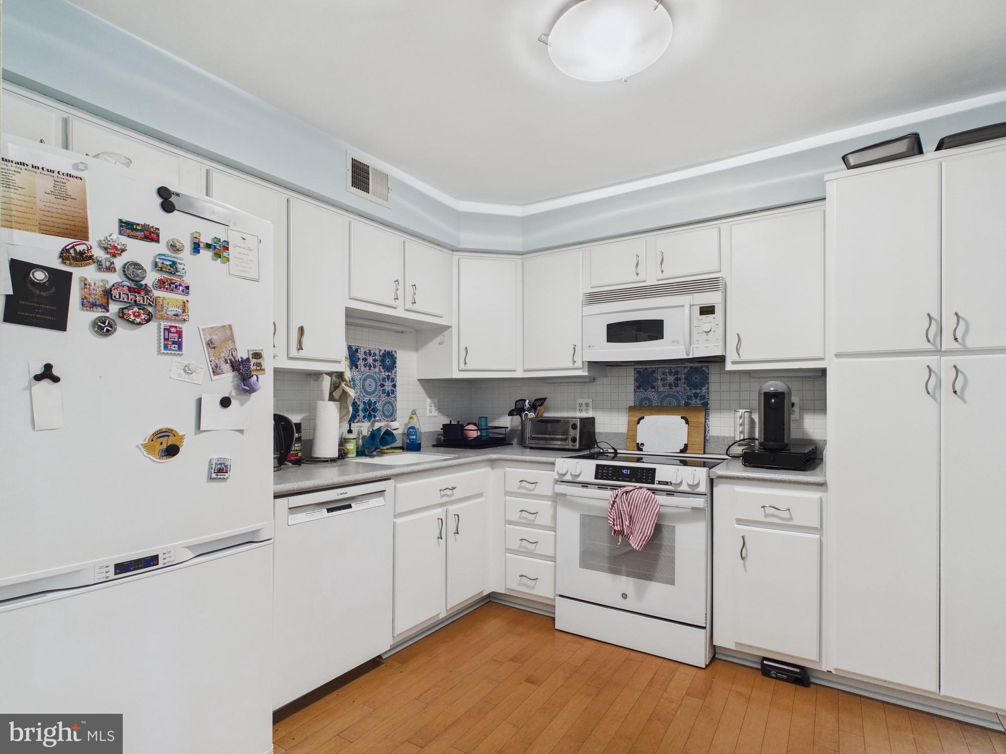 LOGAN SQUARE - Residential