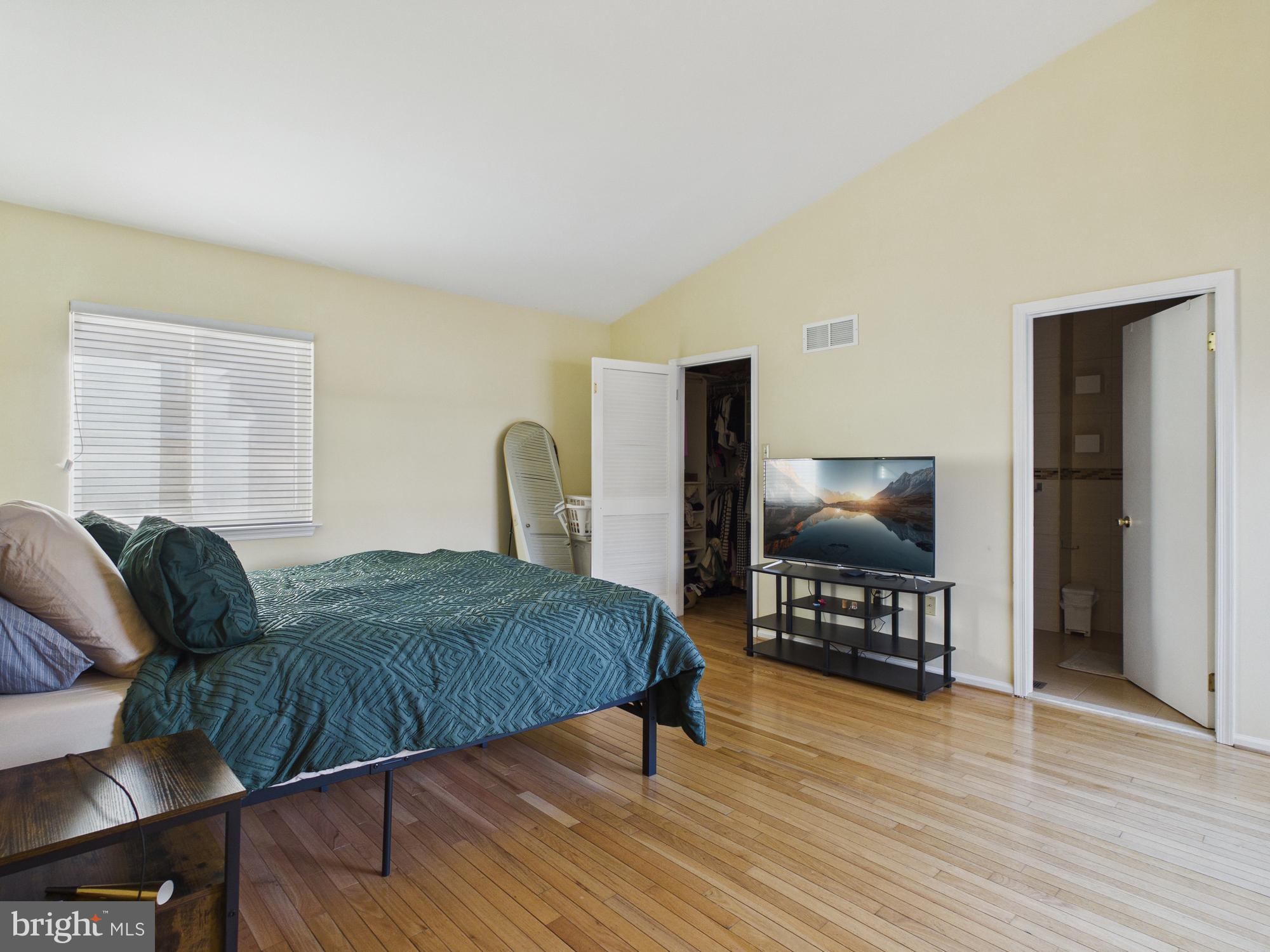 LOGAN SQUARE - Residential