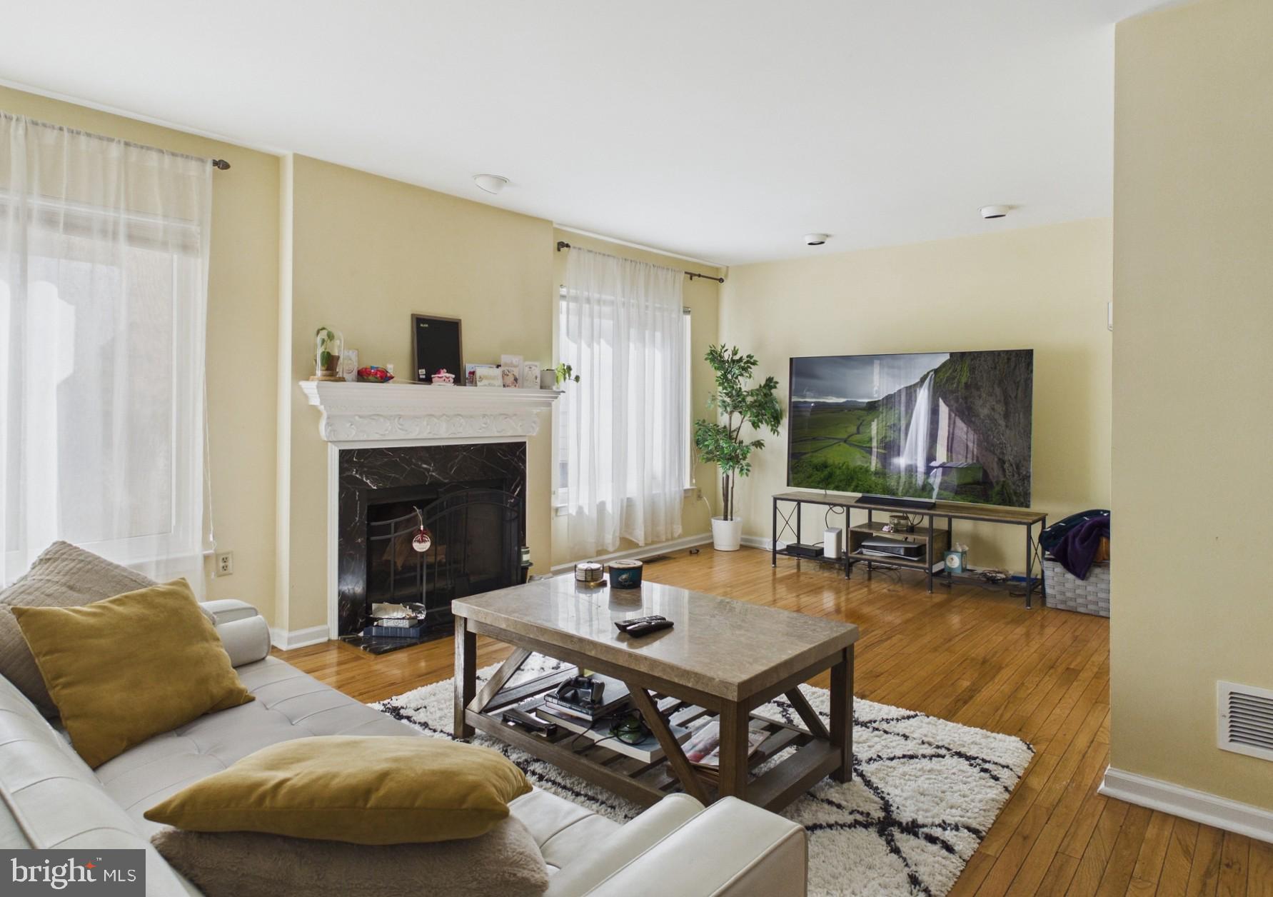 LOGAN SQUARE - Residential