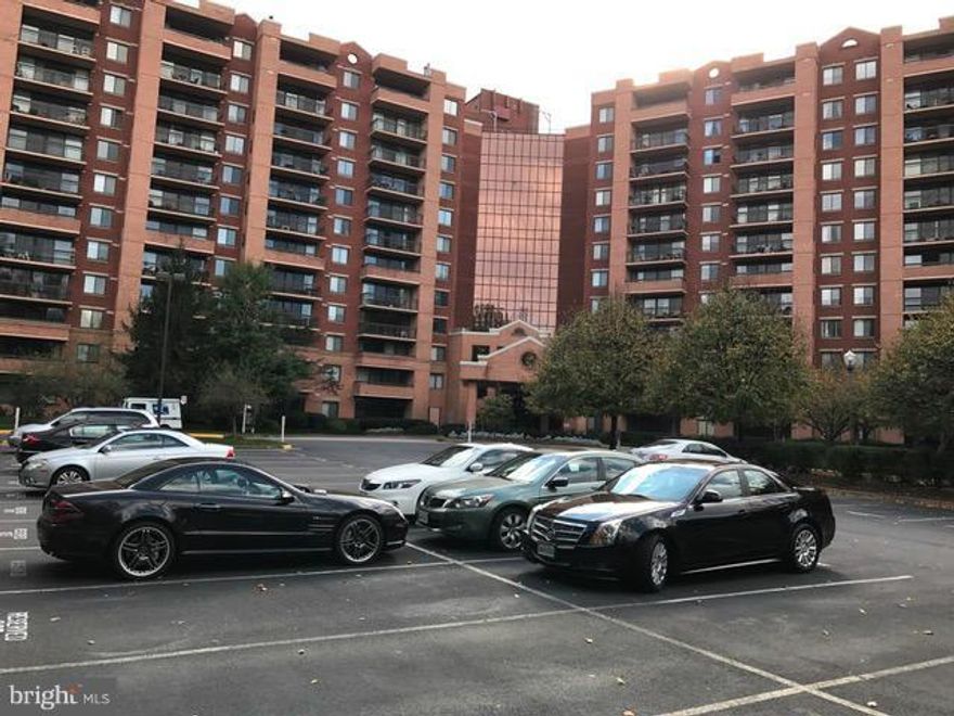 Beautiful and sunny unit with large balcony facing the quiet side. SS appliances, Granite counter tops, renovated bathrooms and kitchen, Hardwood floors in living room and dining room, kitchen is ceramic floors. gated community and 24/7 desk in the lobby. Facilities include indoor/outdoor pool, Gym room, Spa, yoga room,businesss Center, dry clean and a shuttle bus to metro. reserved parking space