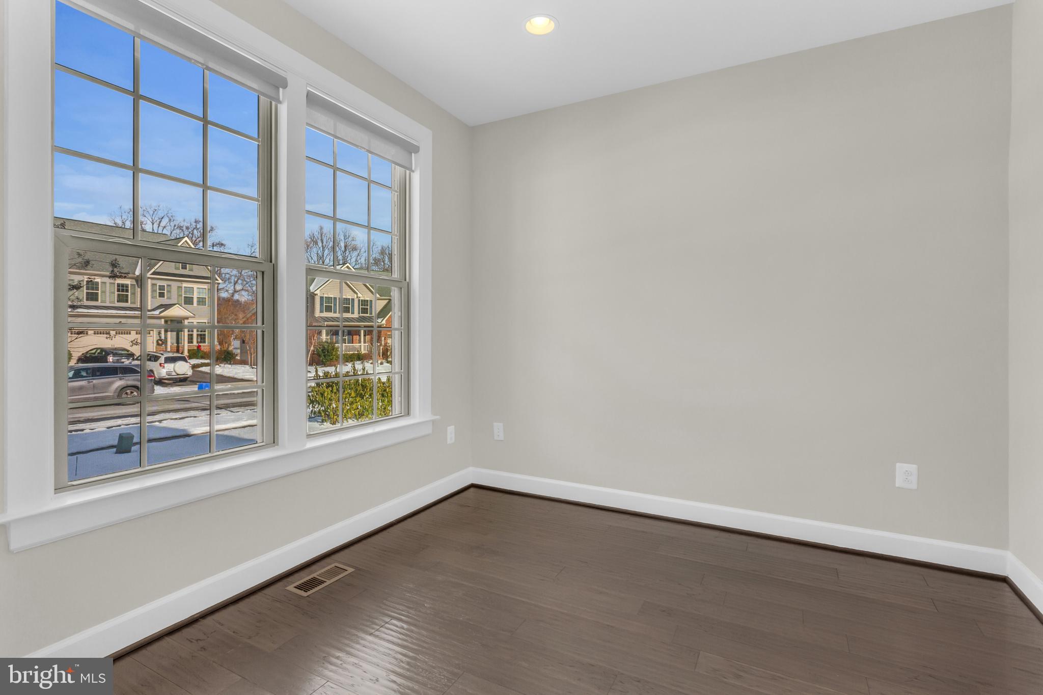 MANOR OAKS - Residential