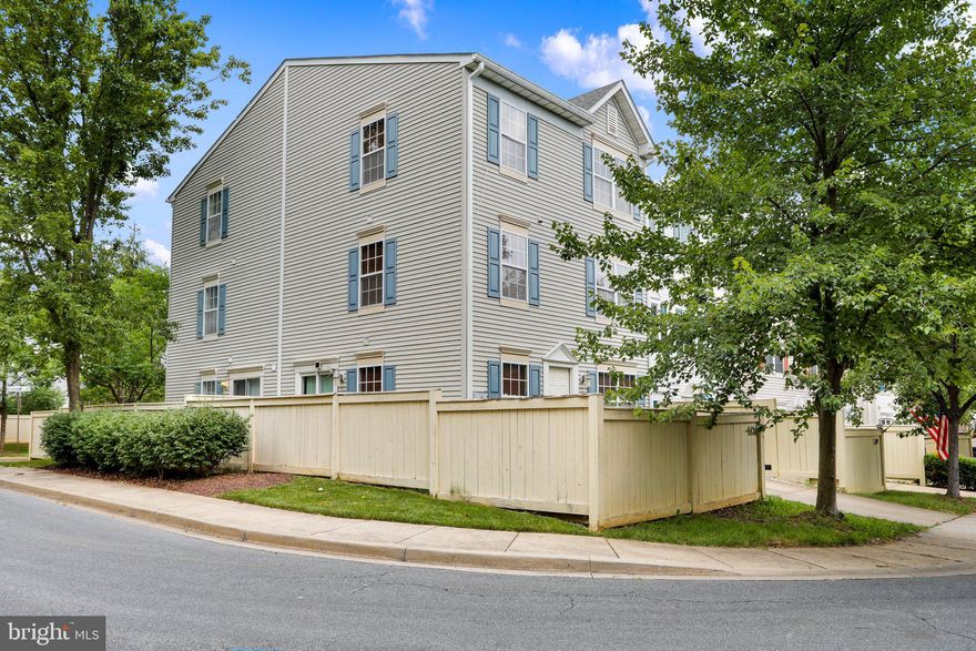 ***PLEASE SCHEDULE ALL SHOWING/INSPECTIONS IN SHOWINGTIME***
Well maintained End Unit Townhome in Mill Crossing. Updated Kitchen with granite counter tops and stainless steel appliances. Spacious Primary Owner Suite on top level with vaulted ceiling, spacious walk-in closet, and attached Luxury Bath which has been remodeled with custom tile work. Community amenities include pool, tot lot and more! Close to shopping and dining and convenient commuter location. *NEW ROOF- 50 YR Architectural*A MUST SEE!