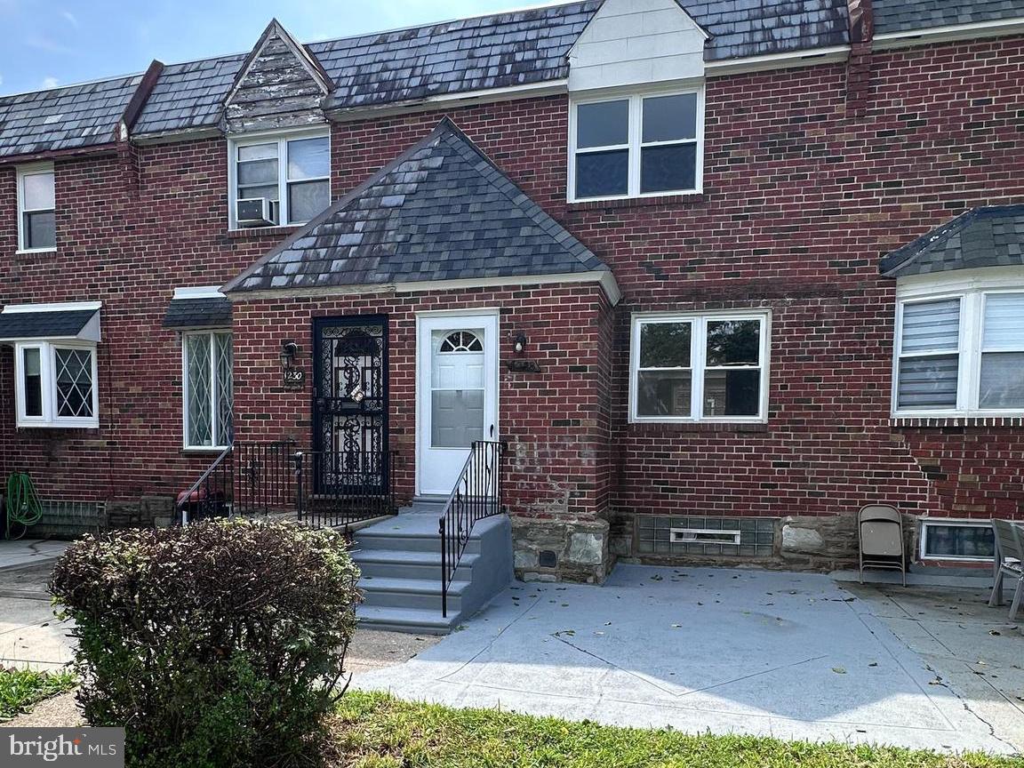 1228 E MOUNT AIRY AVENUE