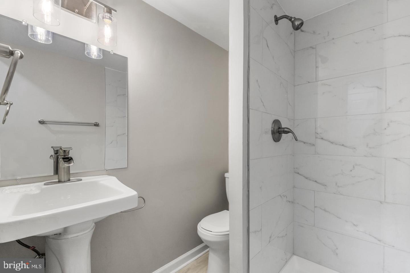 AMERICANA FAIRFAX - Residential Lease