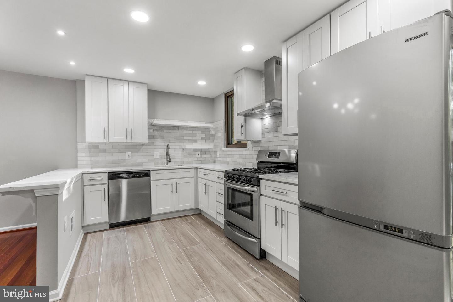 AMERICANA FAIRFAX - Residential Lease