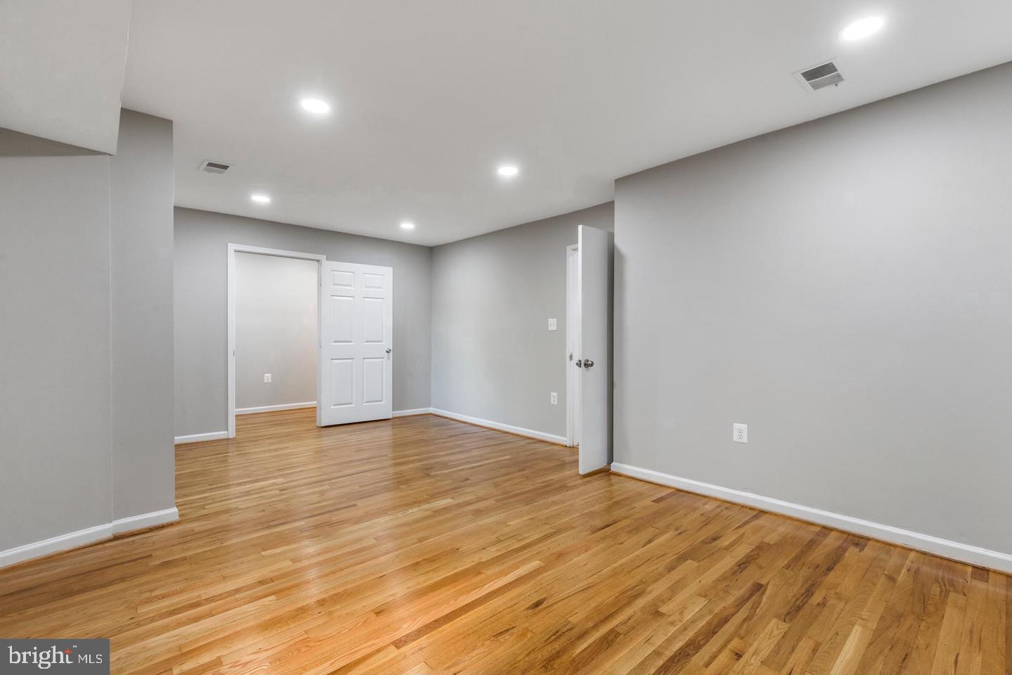 AMERICANA FAIRFAX - Residential Lease