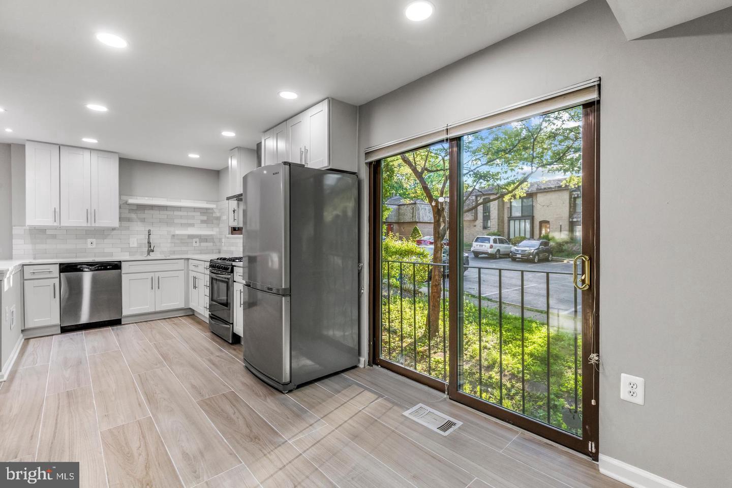 AMERICANA FAIRFAX - Residential Lease