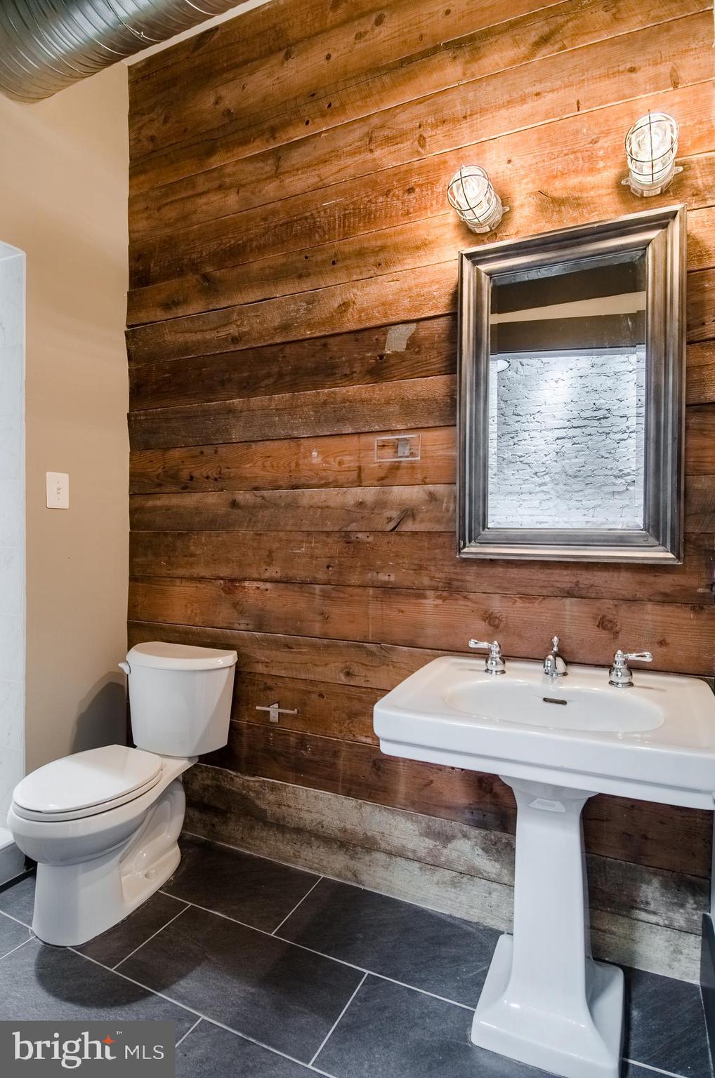 CANTON - Commercial Lease