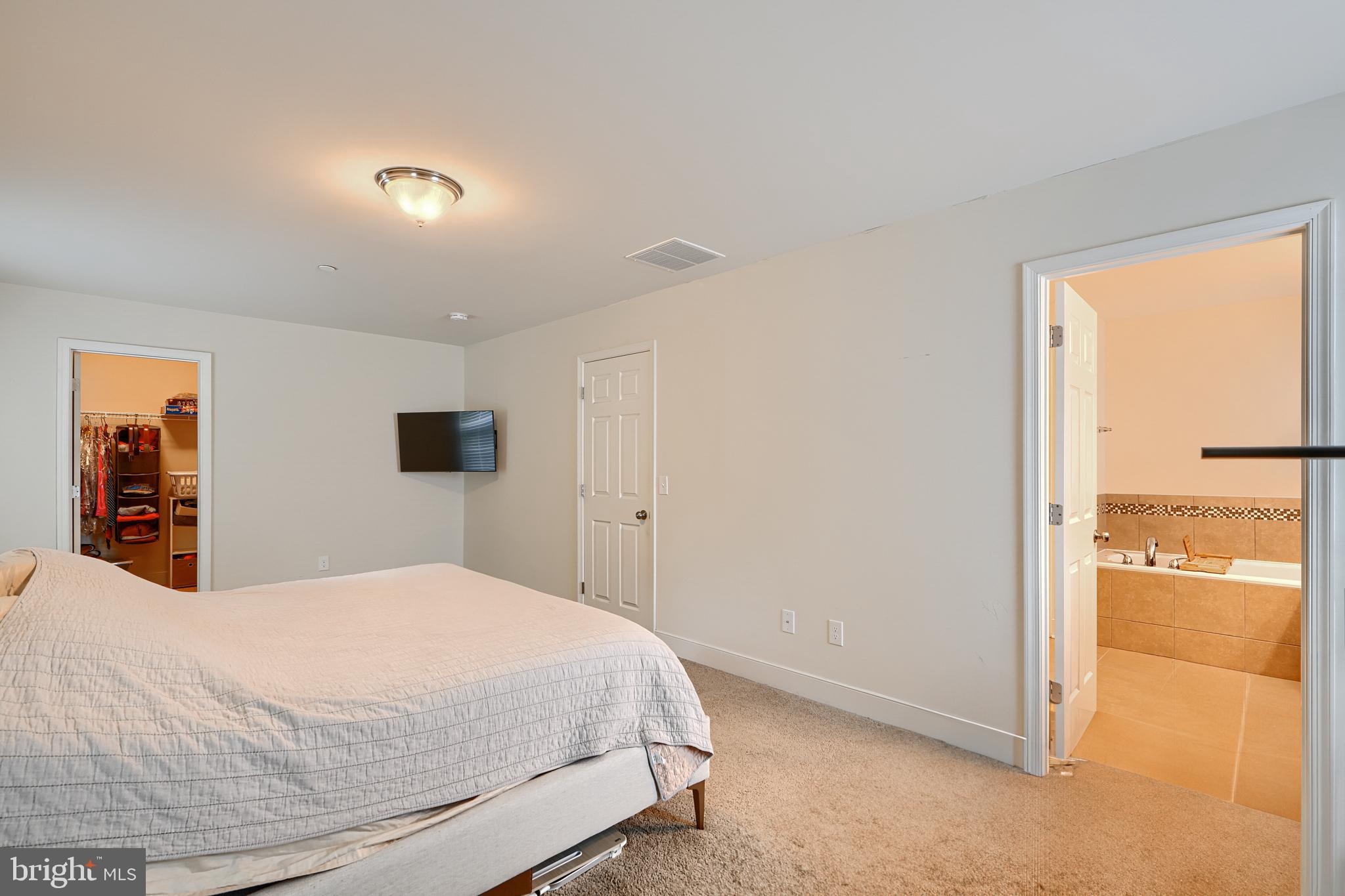 FIELDSTONE MANOR CONDO - Residential