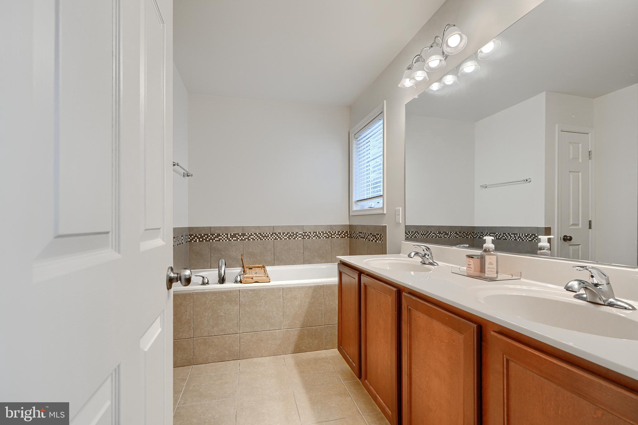 FIELDSTONE MANOR CONDO - Residential