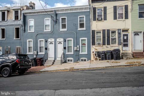 Townhouse For Sale - 407 N Rodney Street<br/> WILMINGTON, DE 19805