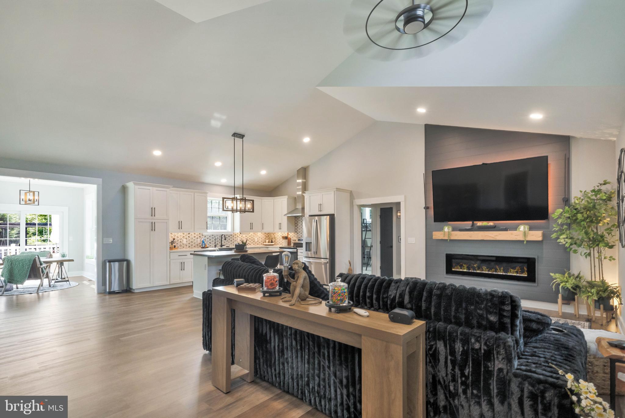 17444 NIBLETT LANE
