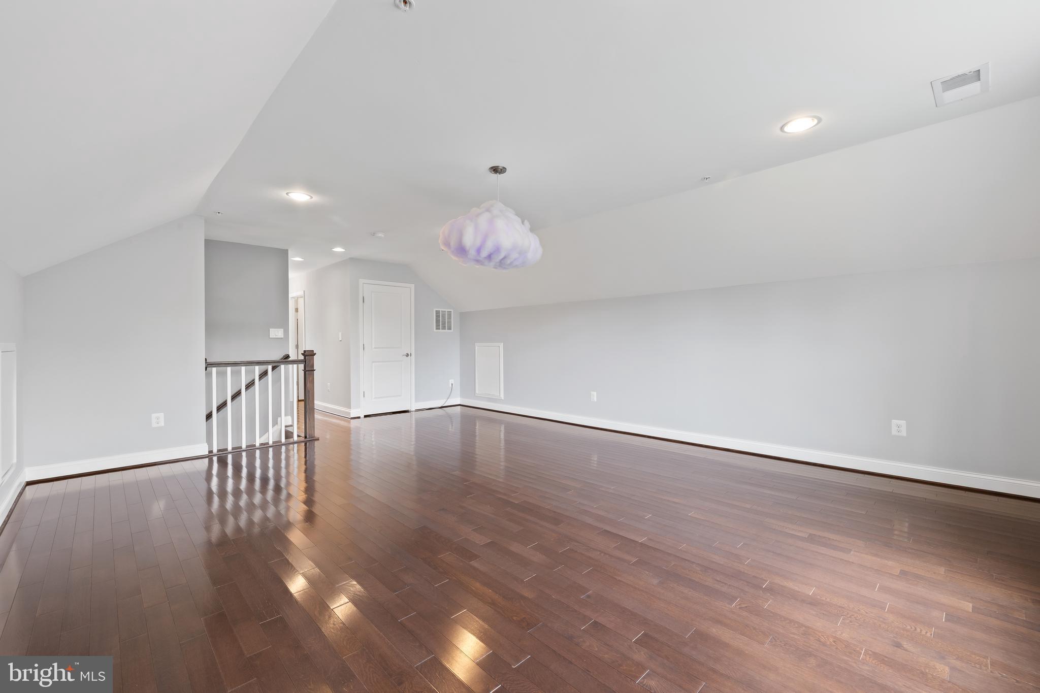 NORTH KENSINGTON - Residential