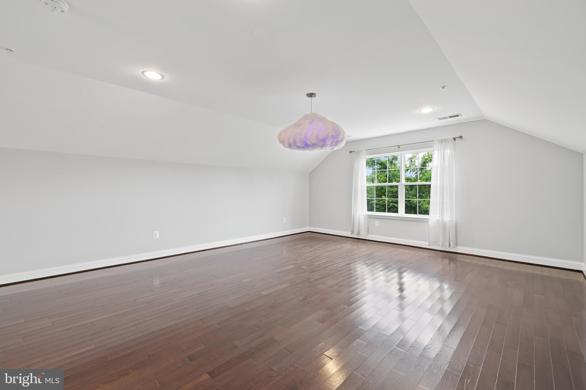 NORTH KENSINGTON - Residential