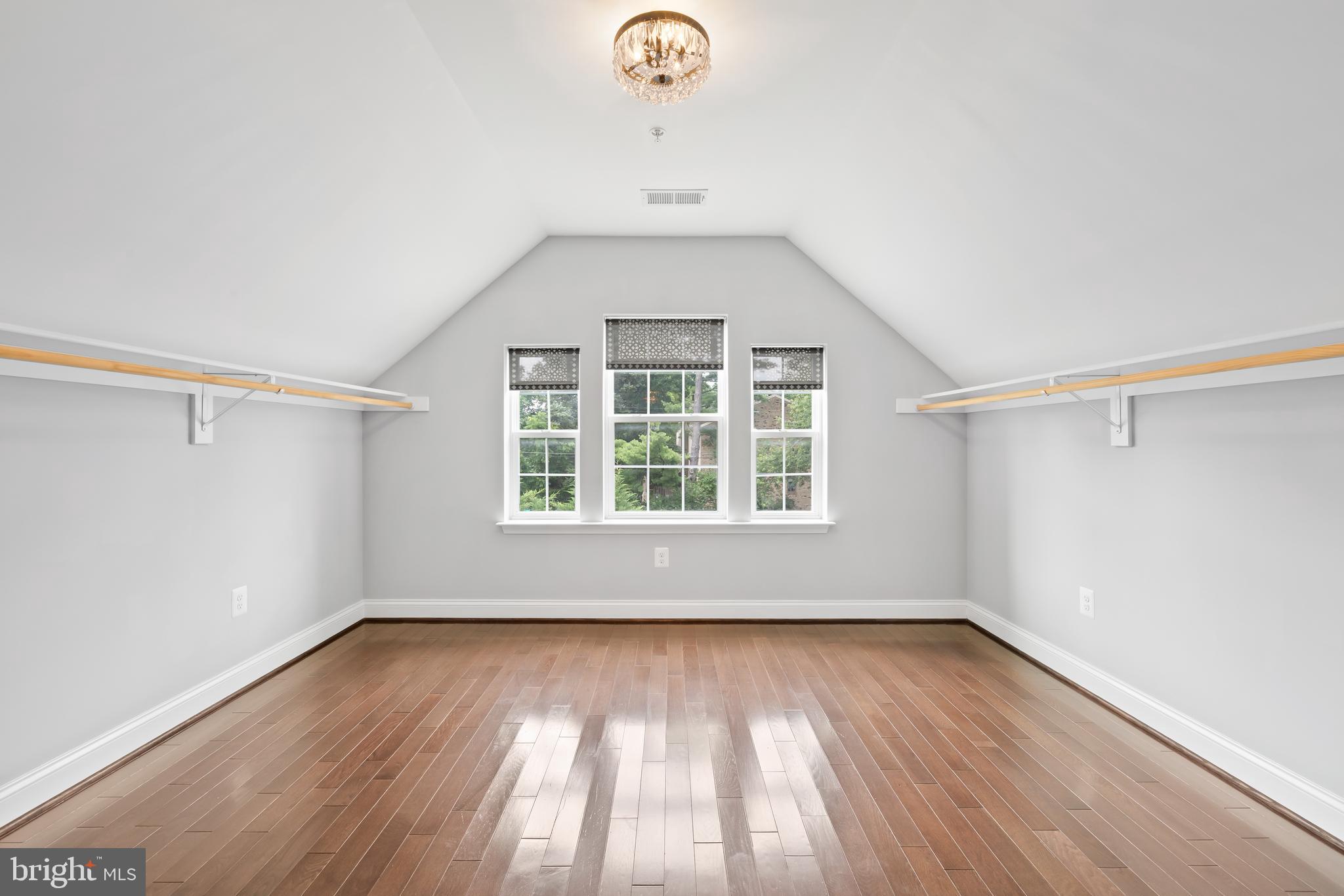 NORTH KENSINGTON - Residential