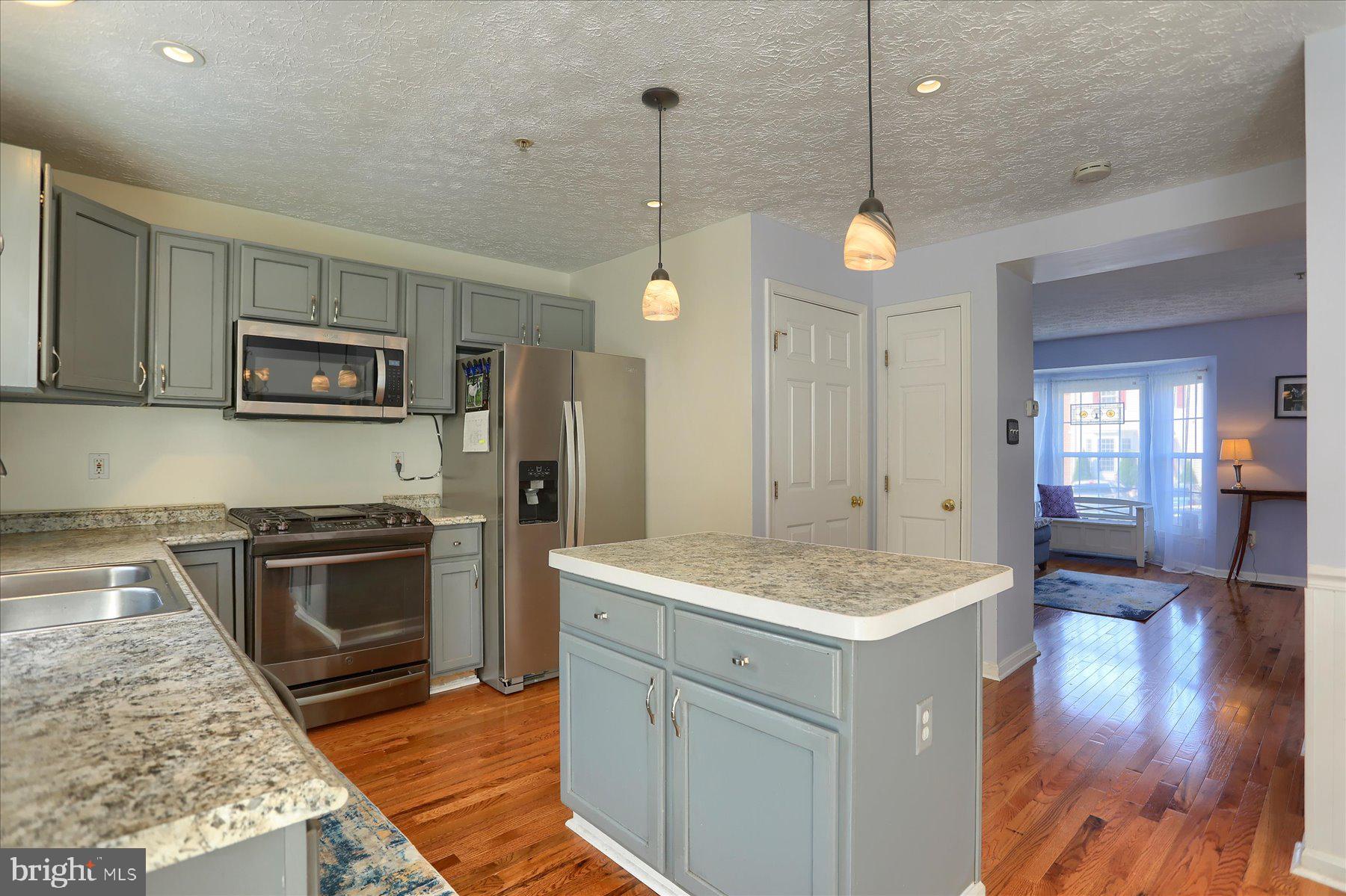 1025 JEANETT WAY
