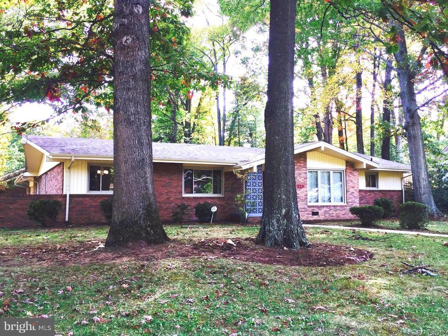 Spacious one level, 3 bed 2.5 baths + Den with two car garage home in Tantallon, a golf course community with 2 Marinas. New appliances, hardwood floors through the entire house. Beautiful family room with fireplace and cathedral ceiling.This gorgeous property is located on a Corner cul-de-sac lot. Large patio and backyard. Just a few miles from stores, Nat'l Harbor, and the new MGM casino.