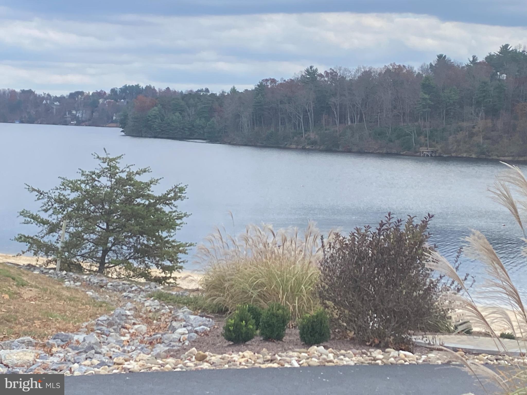 LAKE HOLIDAY ESTATES - Land