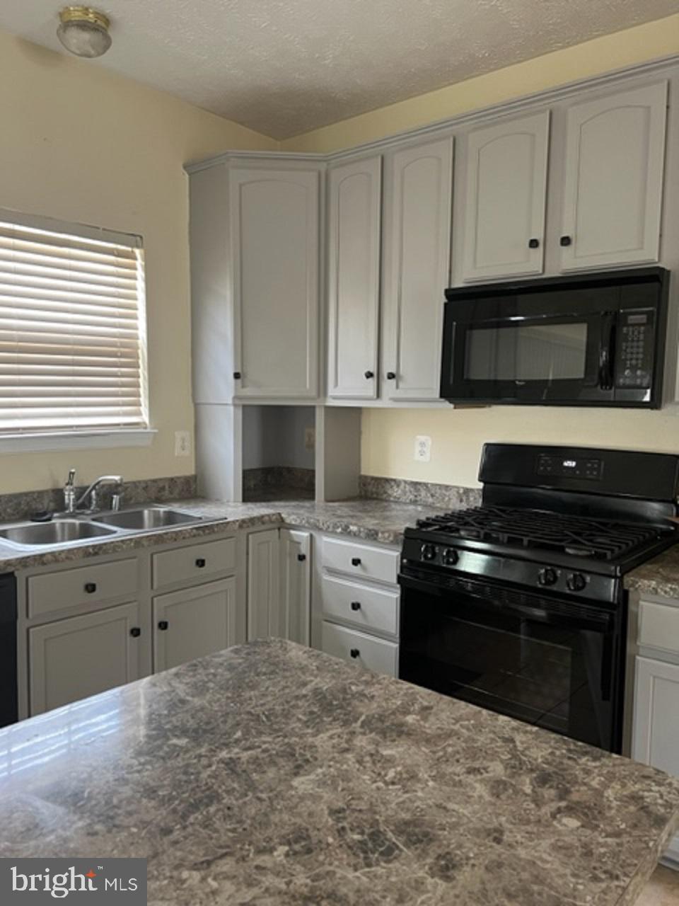 ST CHARLES SUB - SHEFFIELD - Residential Lease