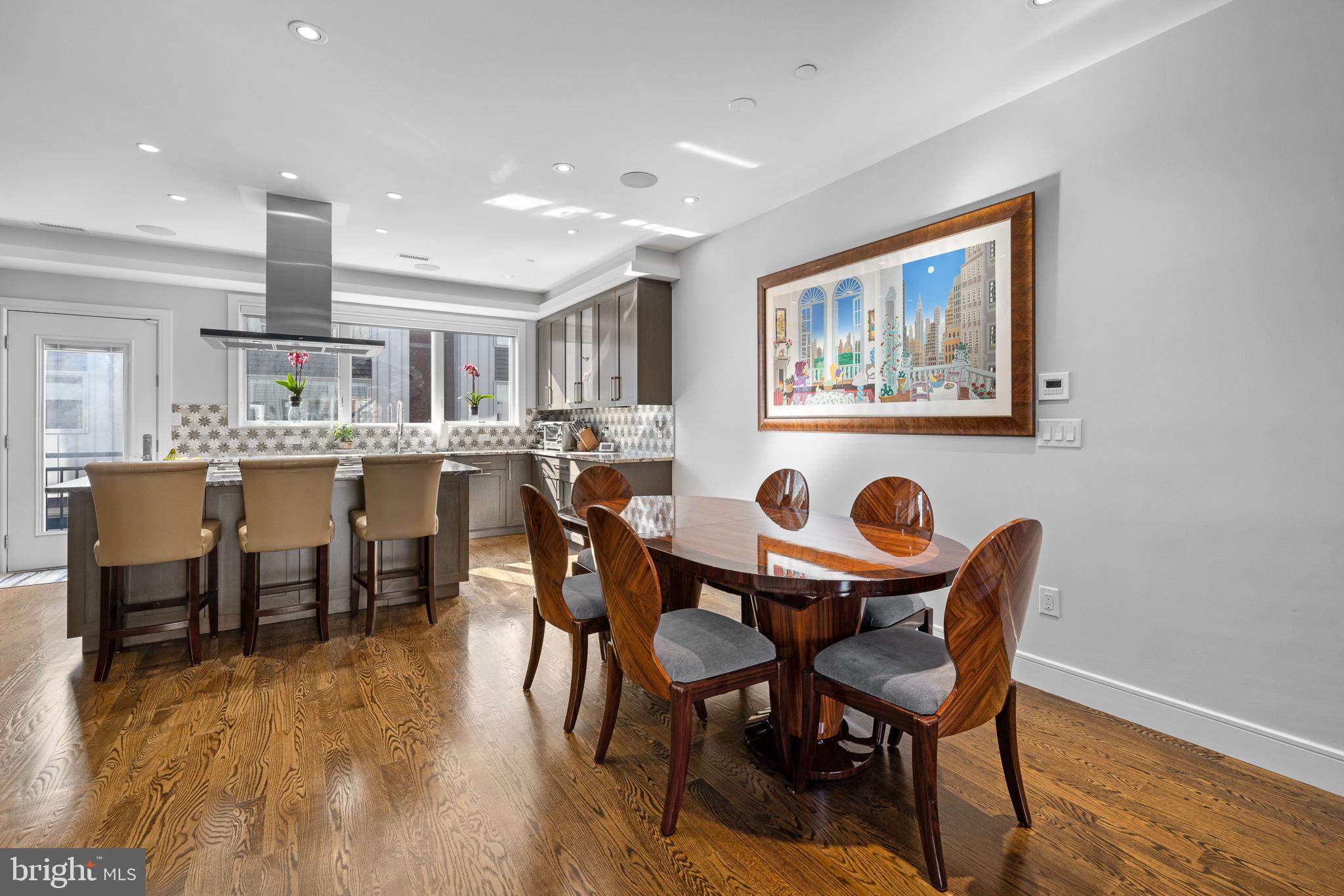 QUEEN VILLAGE - Residential