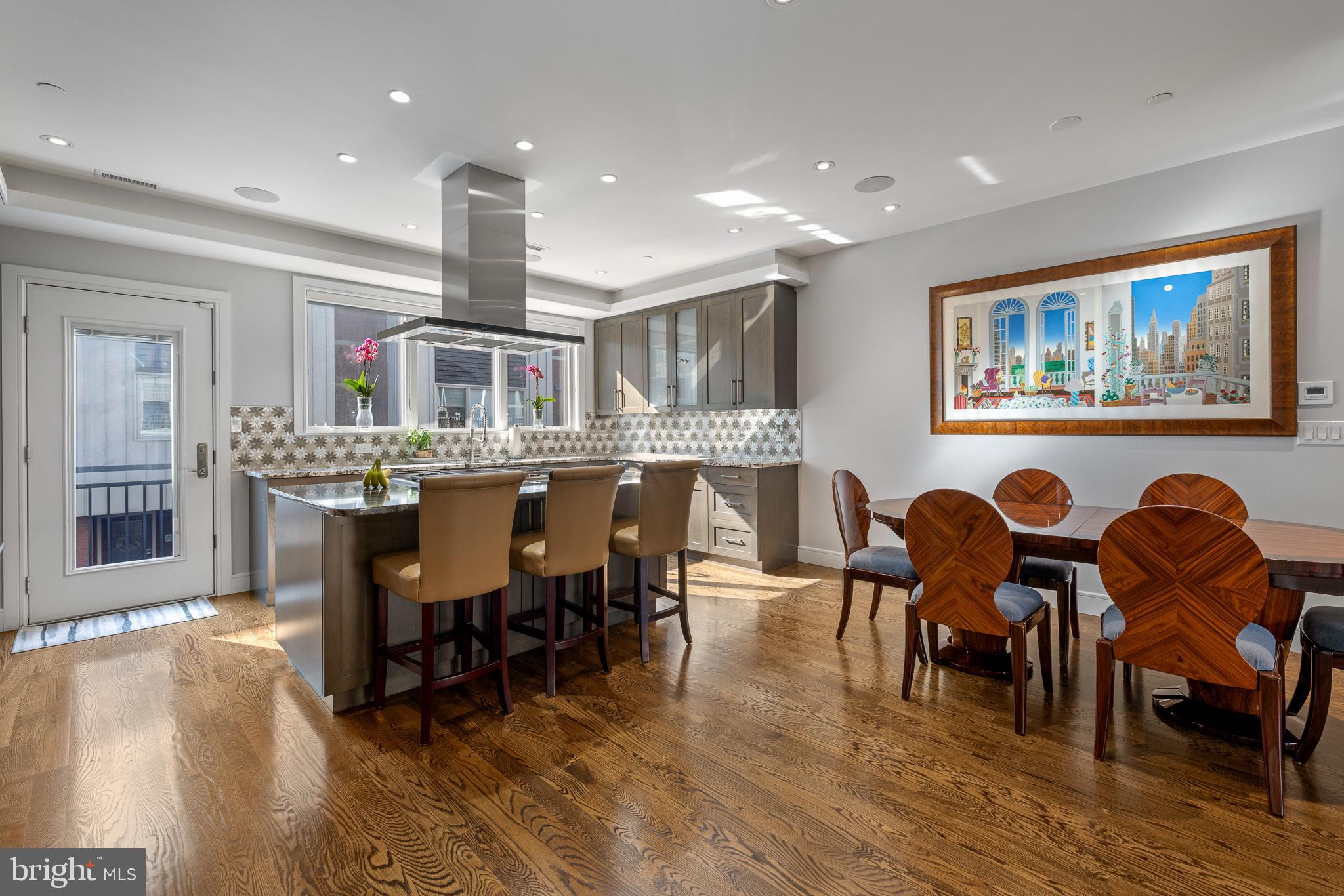 QUEEN VILLAGE - Residential