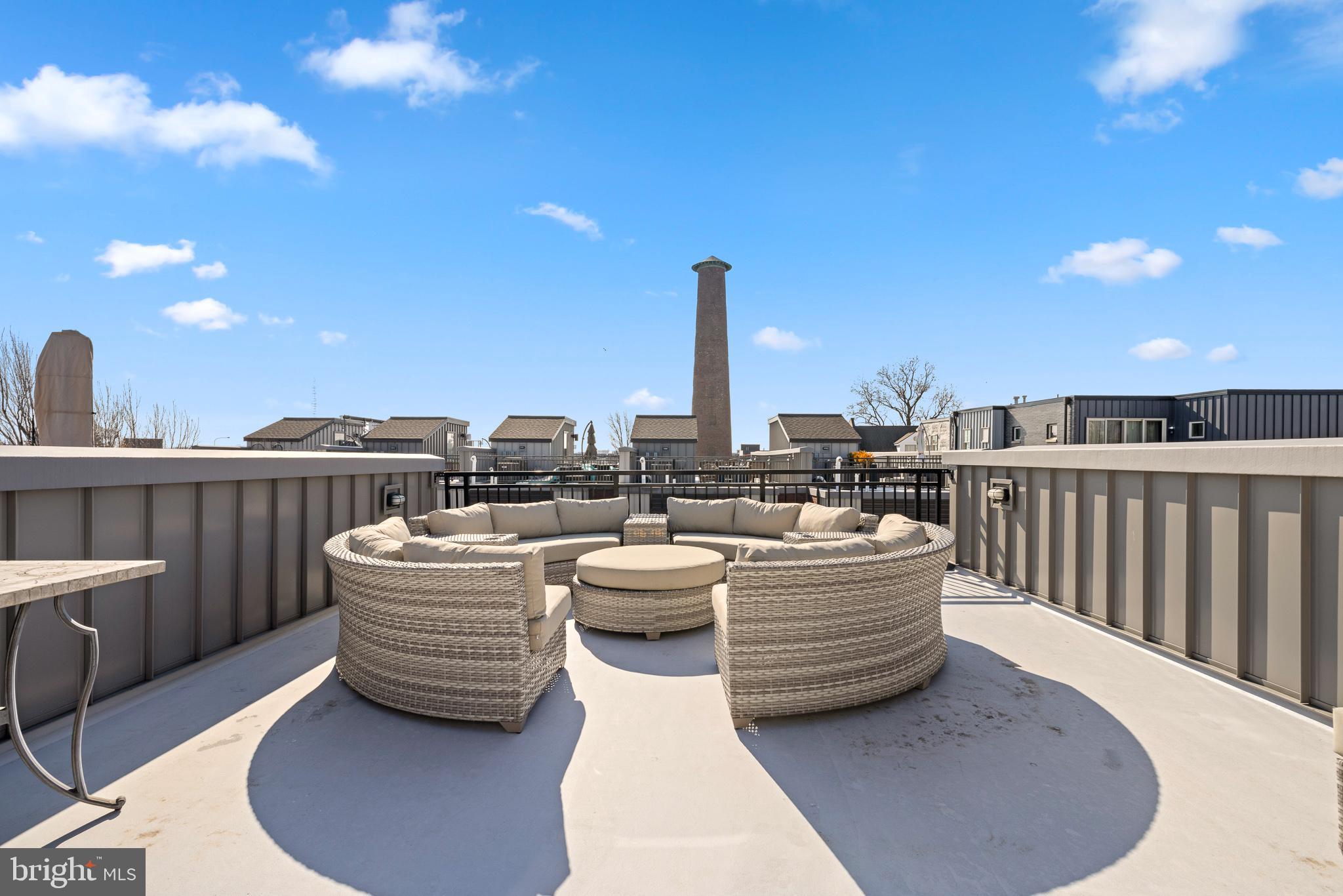 QUEEN VILLAGE - Residential