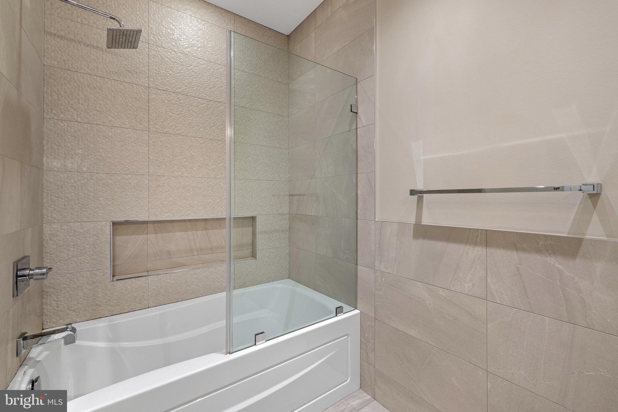 QUEEN VILLAGE - Residential