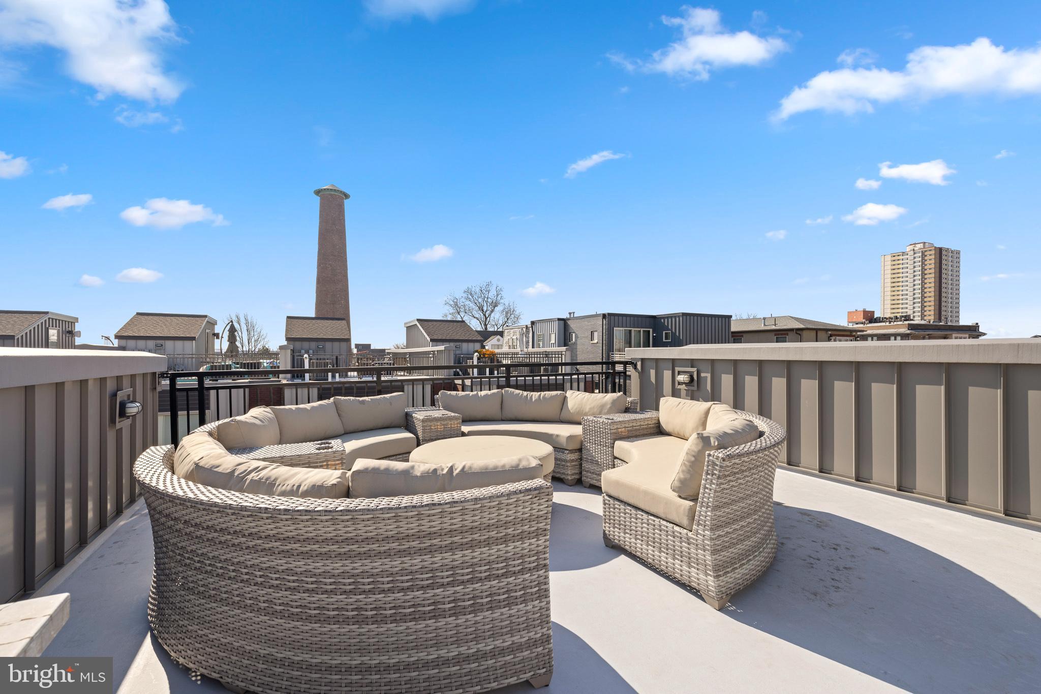 QUEEN VILLAGE - Residential