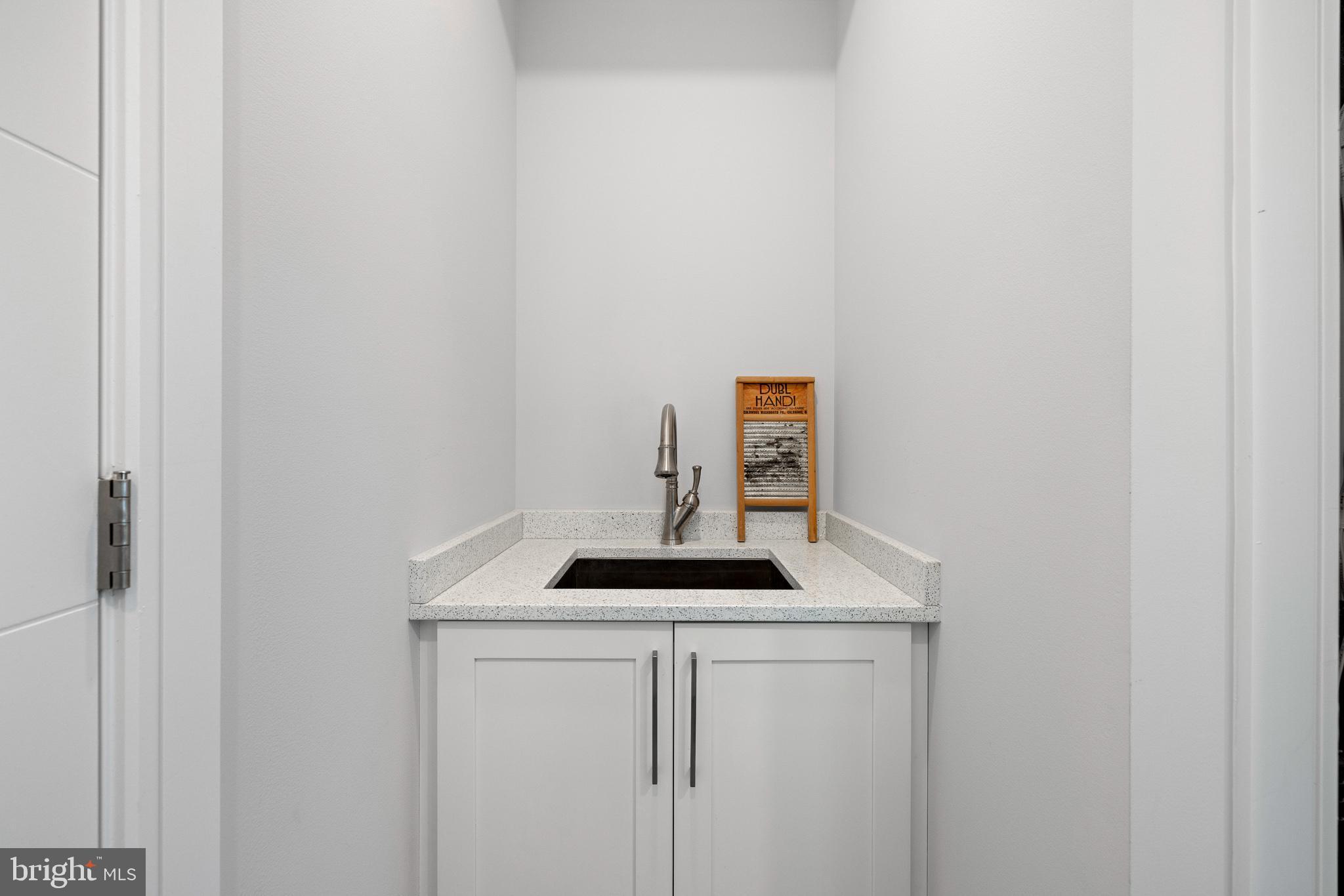 QUEEN VILLAGE - Residential