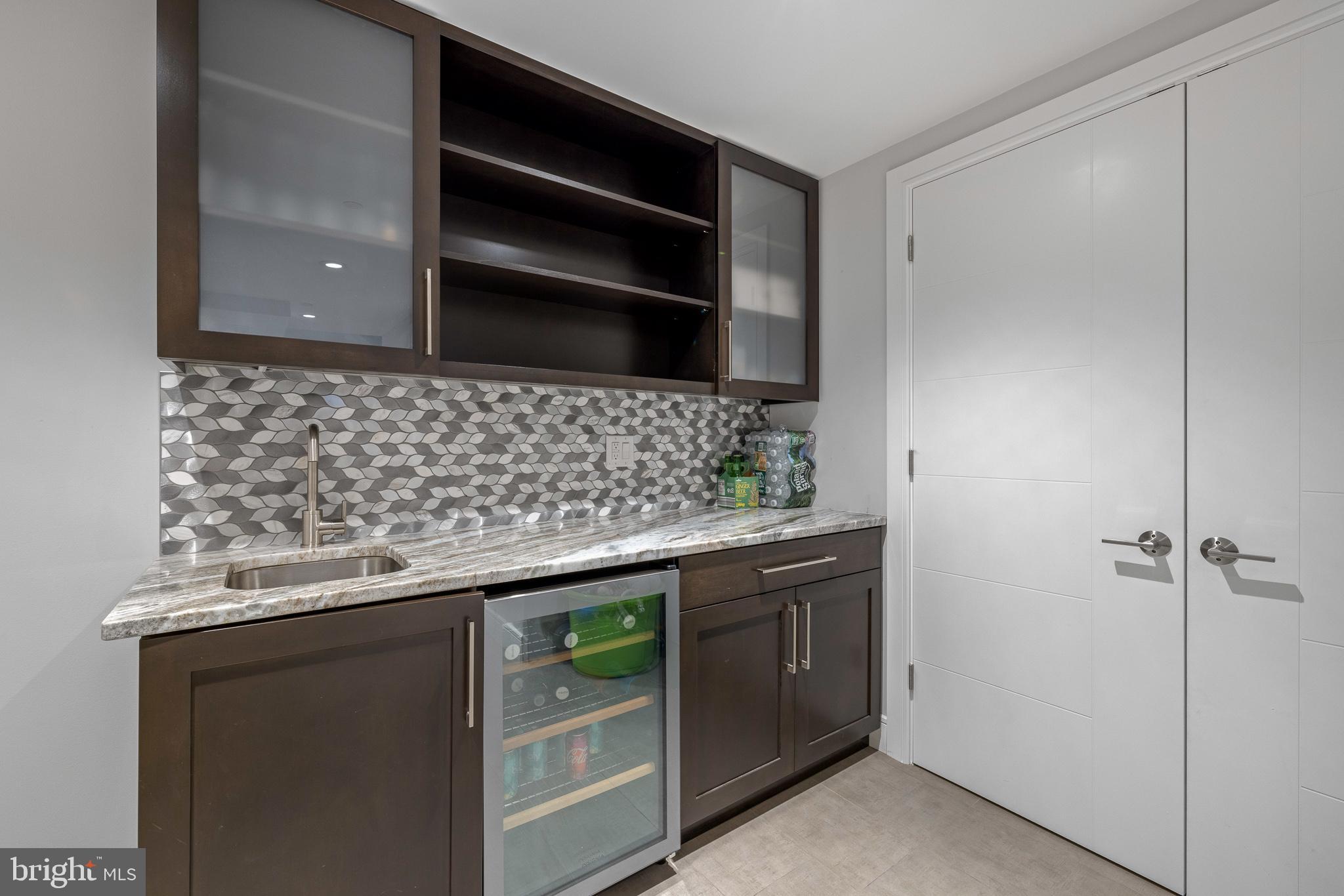 QUEEN VILLAGE - Residential