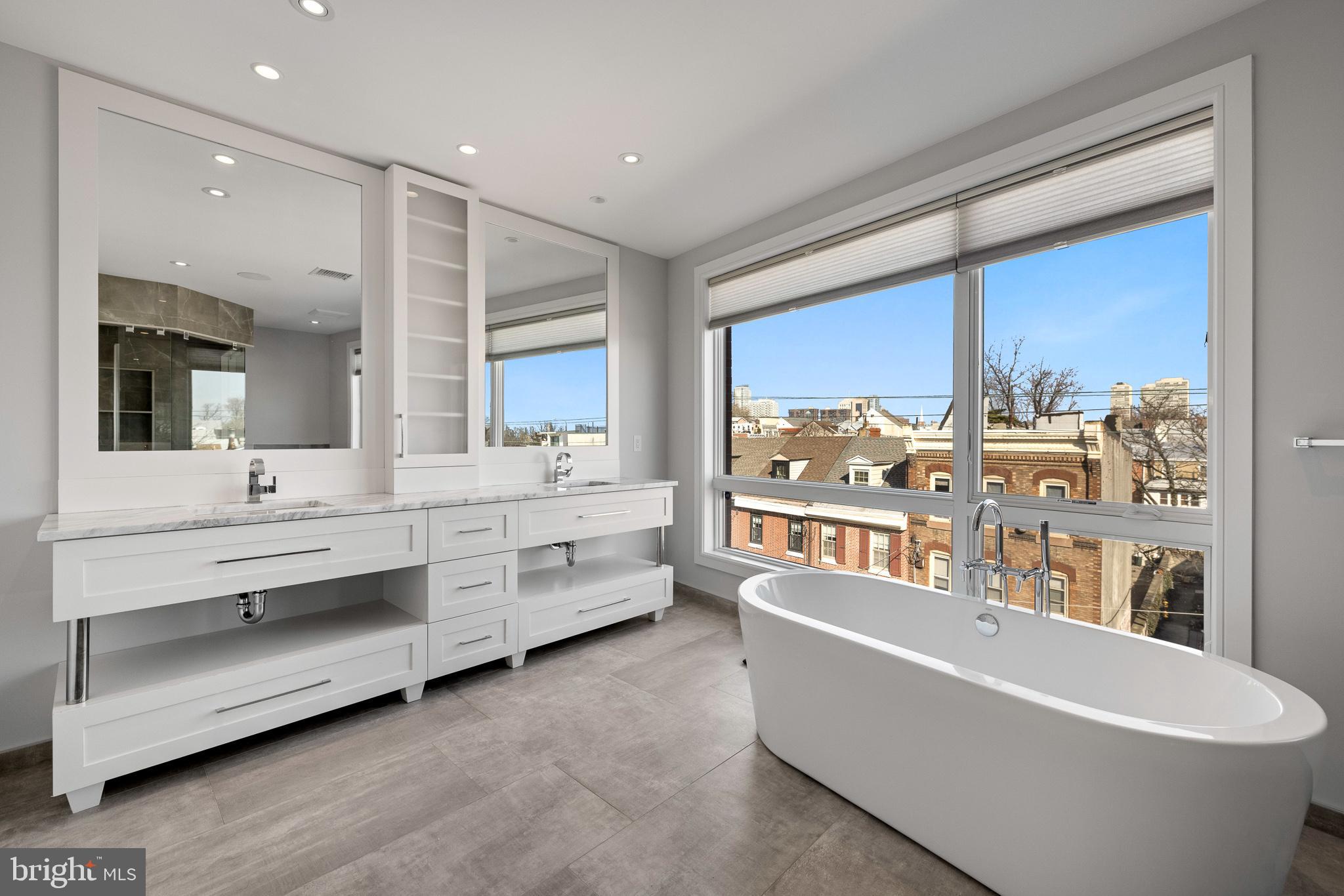 QUEEN VILLAGE - Residential