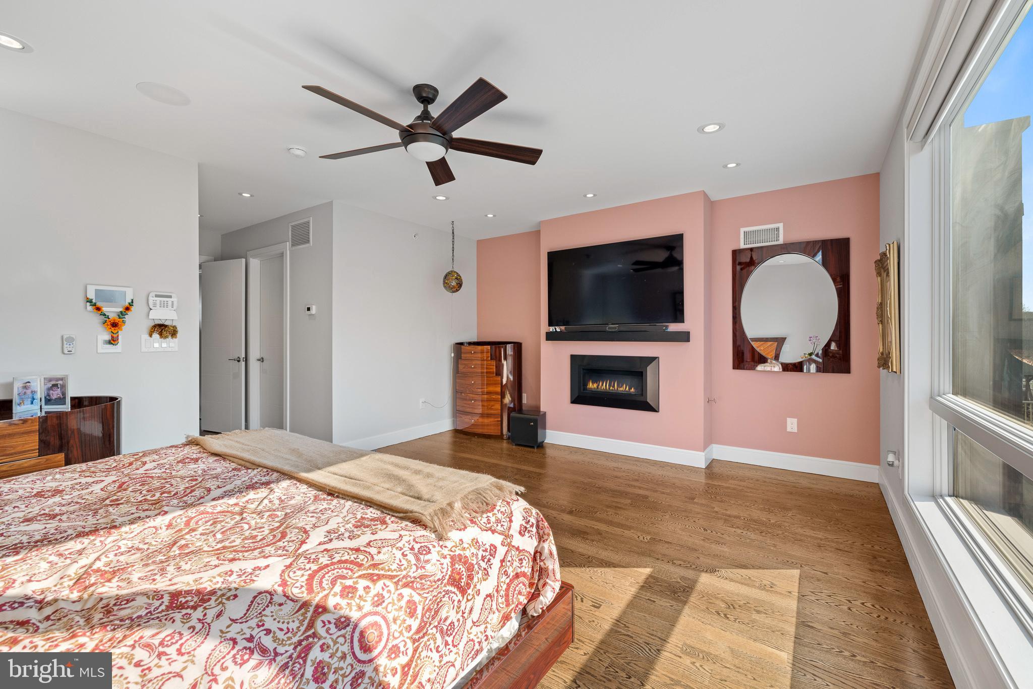 QUEEN VILLAGE - Residential