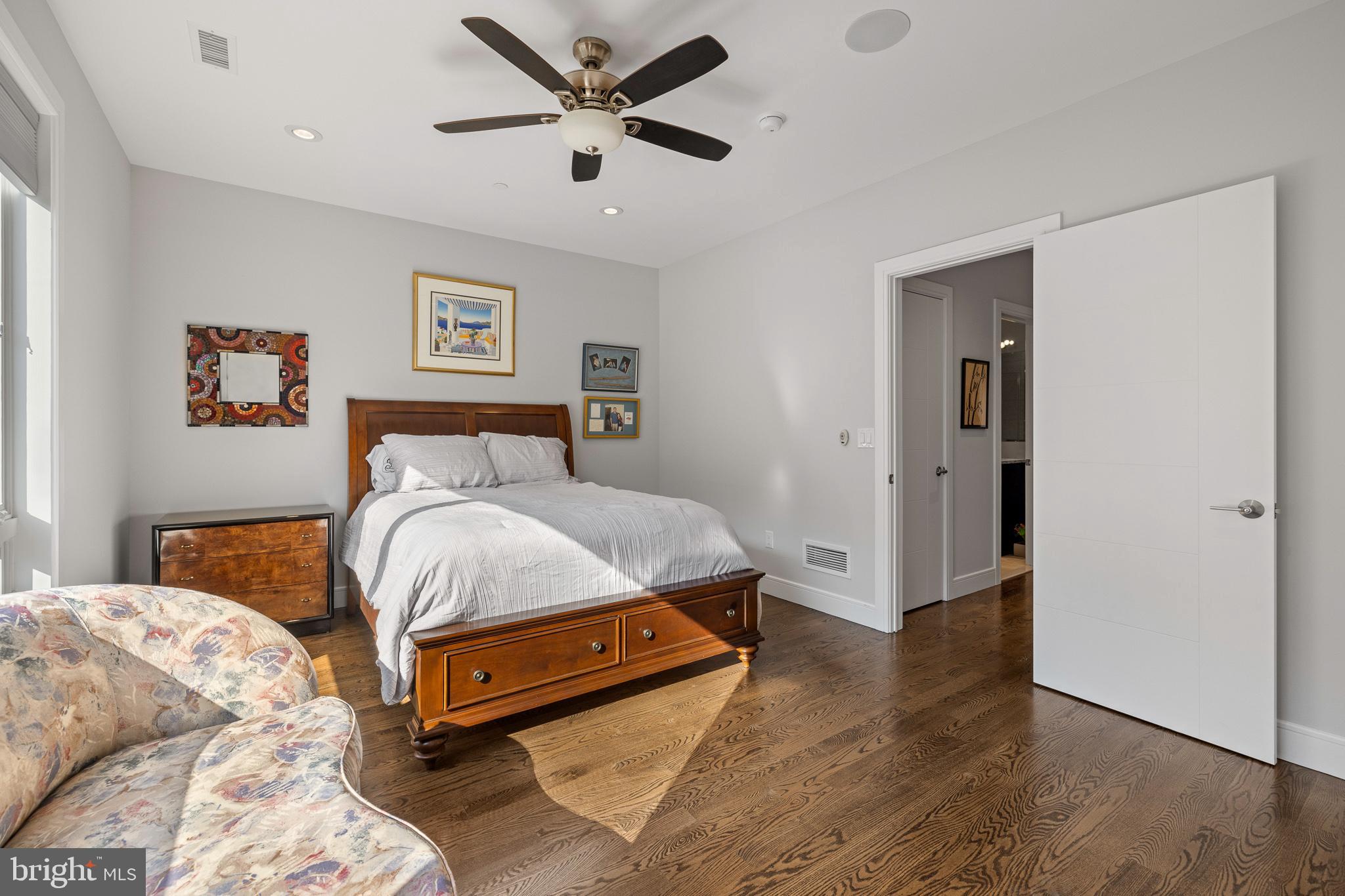 QUEEN VILLAGE - Residential