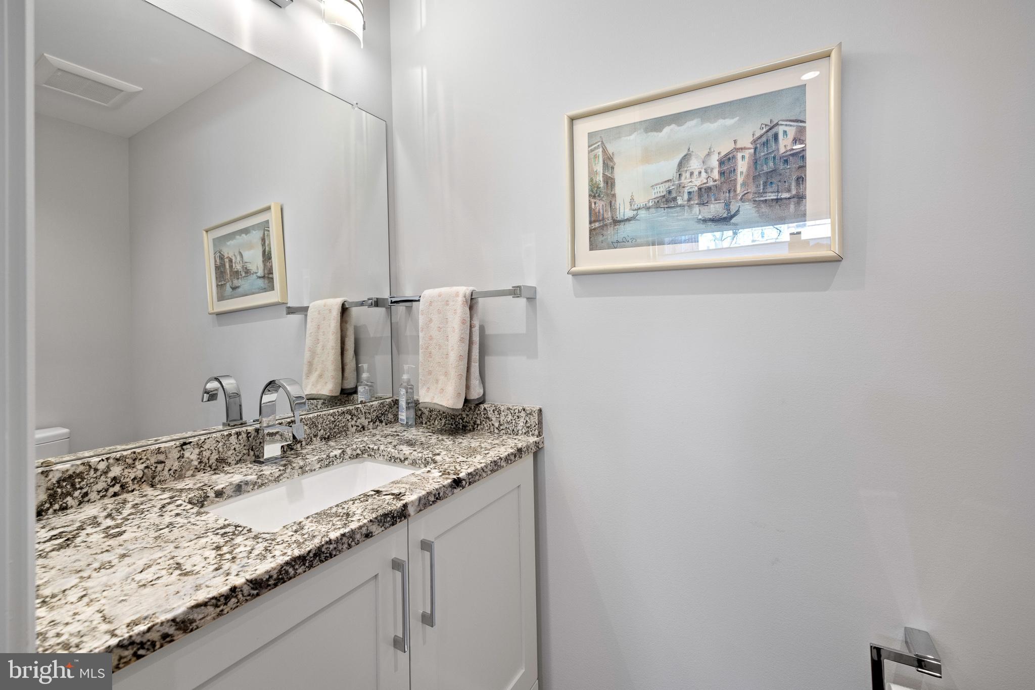 QUEEN VILLAGE - Residential