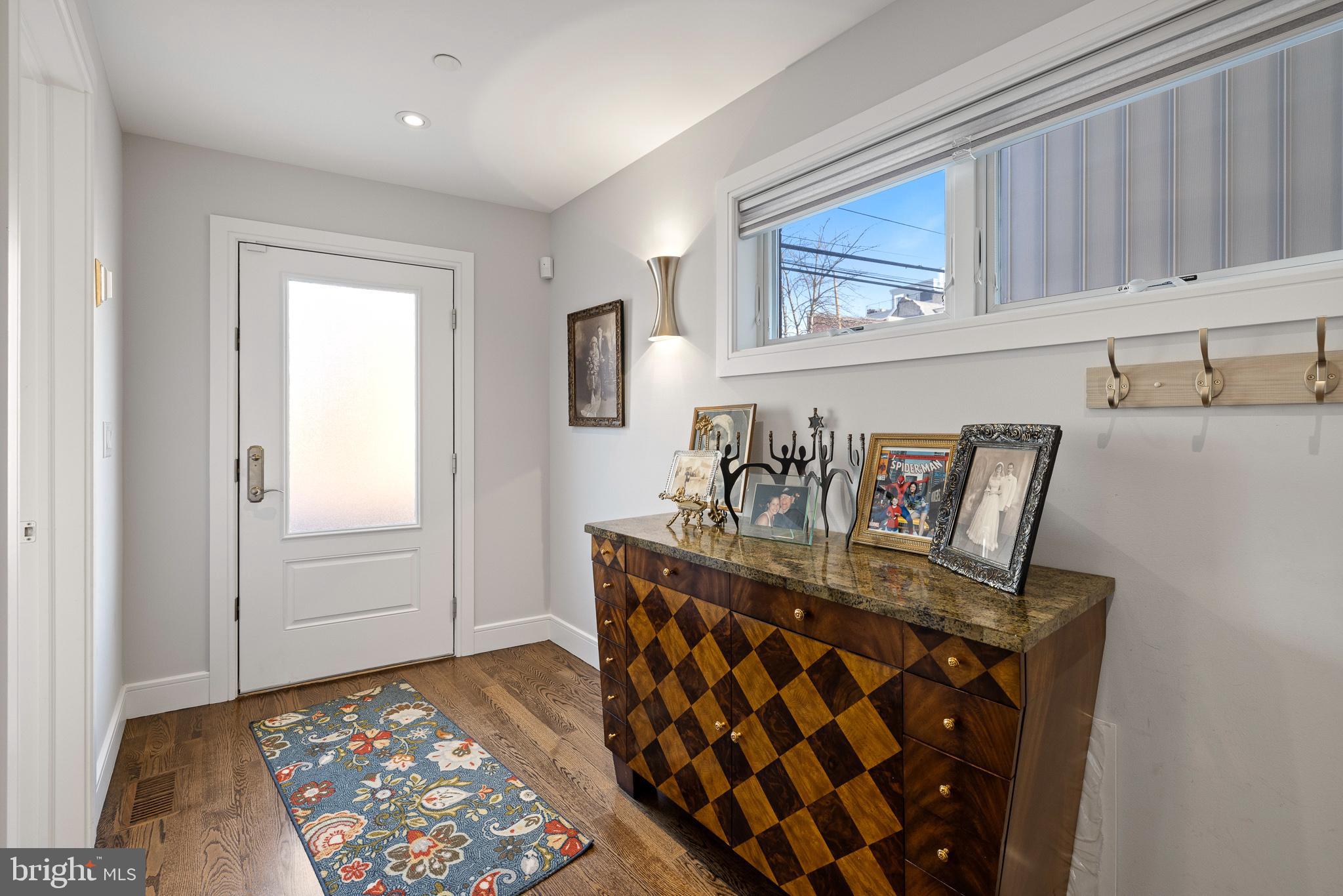 QUEEN VILLAGE - Residential