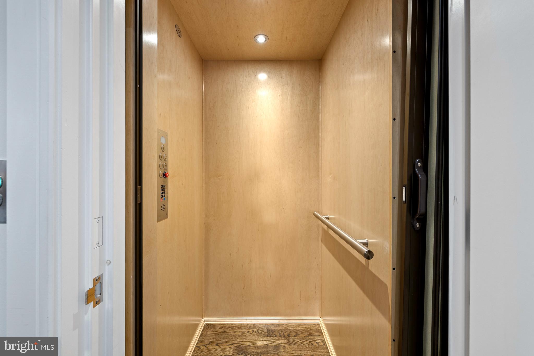 QUEEN VILLAGE - Residential