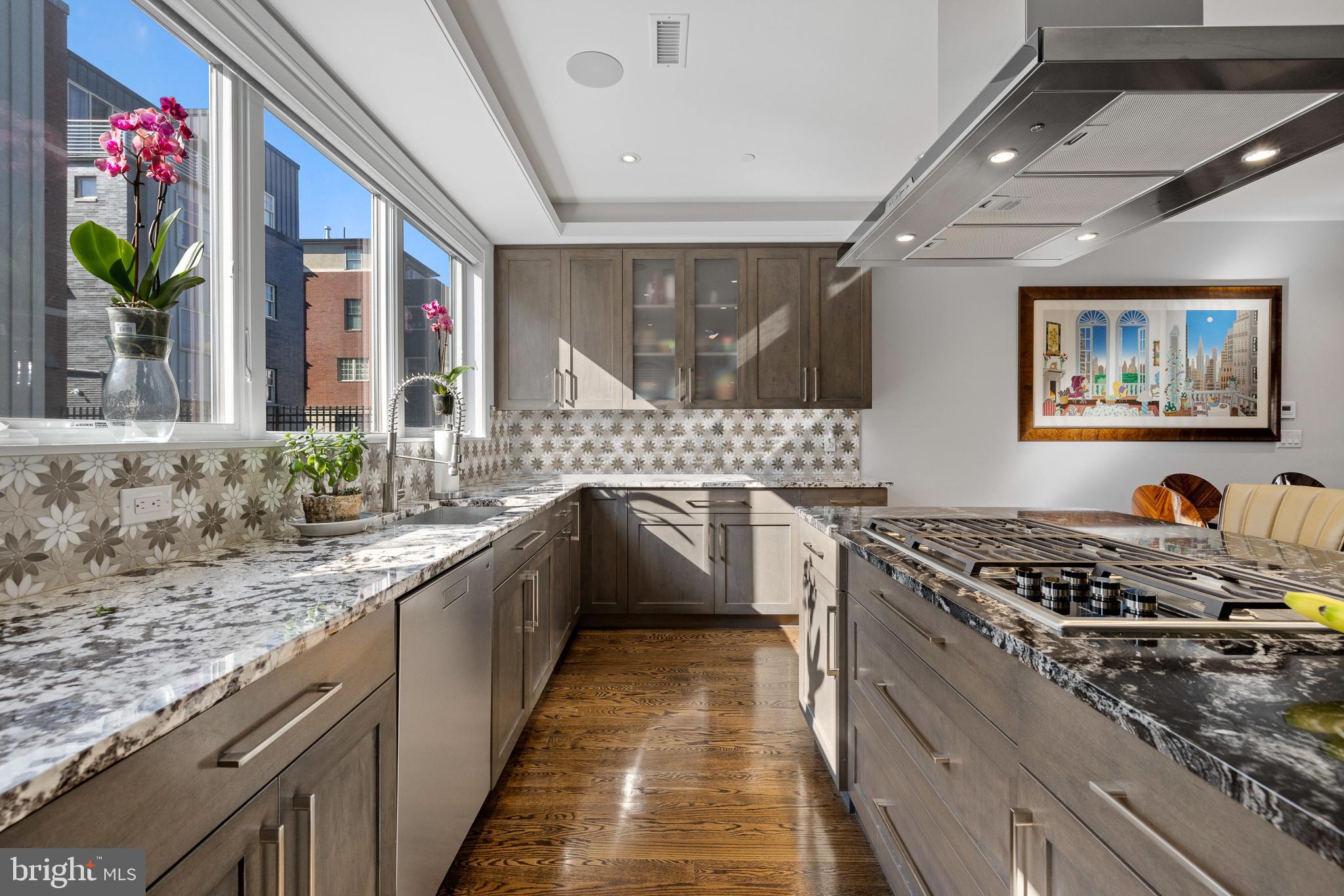 QUEEN VILLAGE - Residential