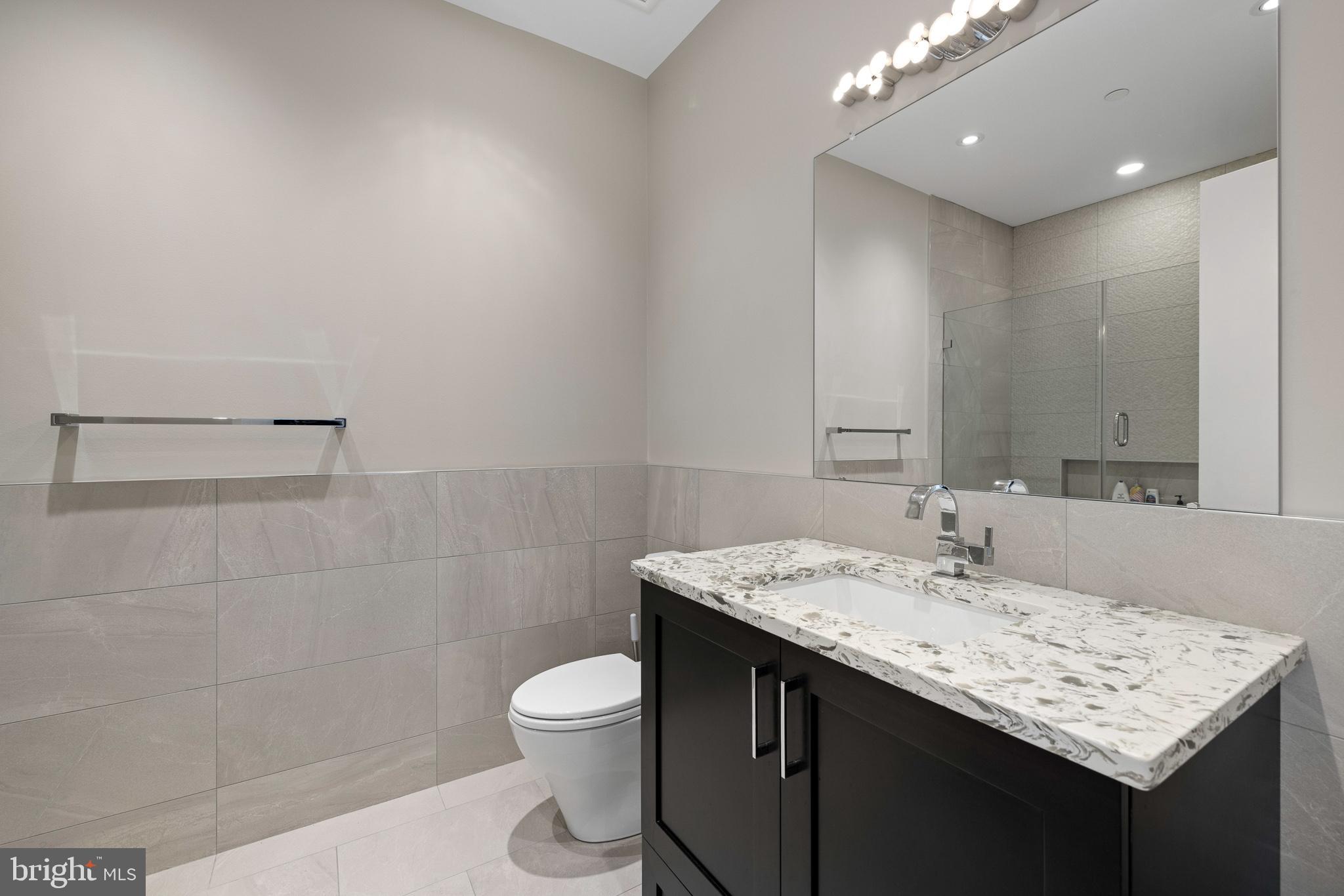 QUEEN VILLAGE - Residential