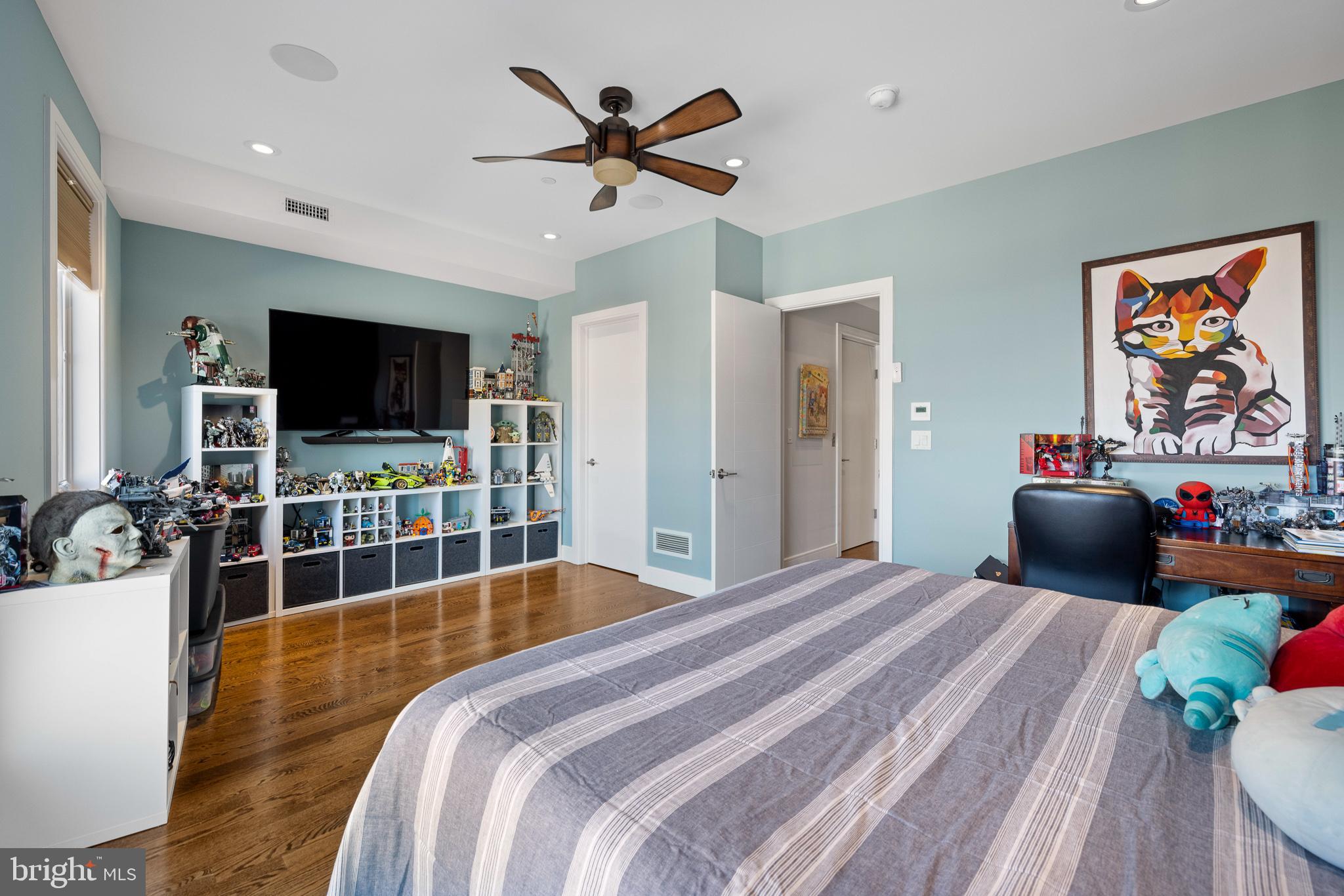 QUEEN VILLAGE - Residential