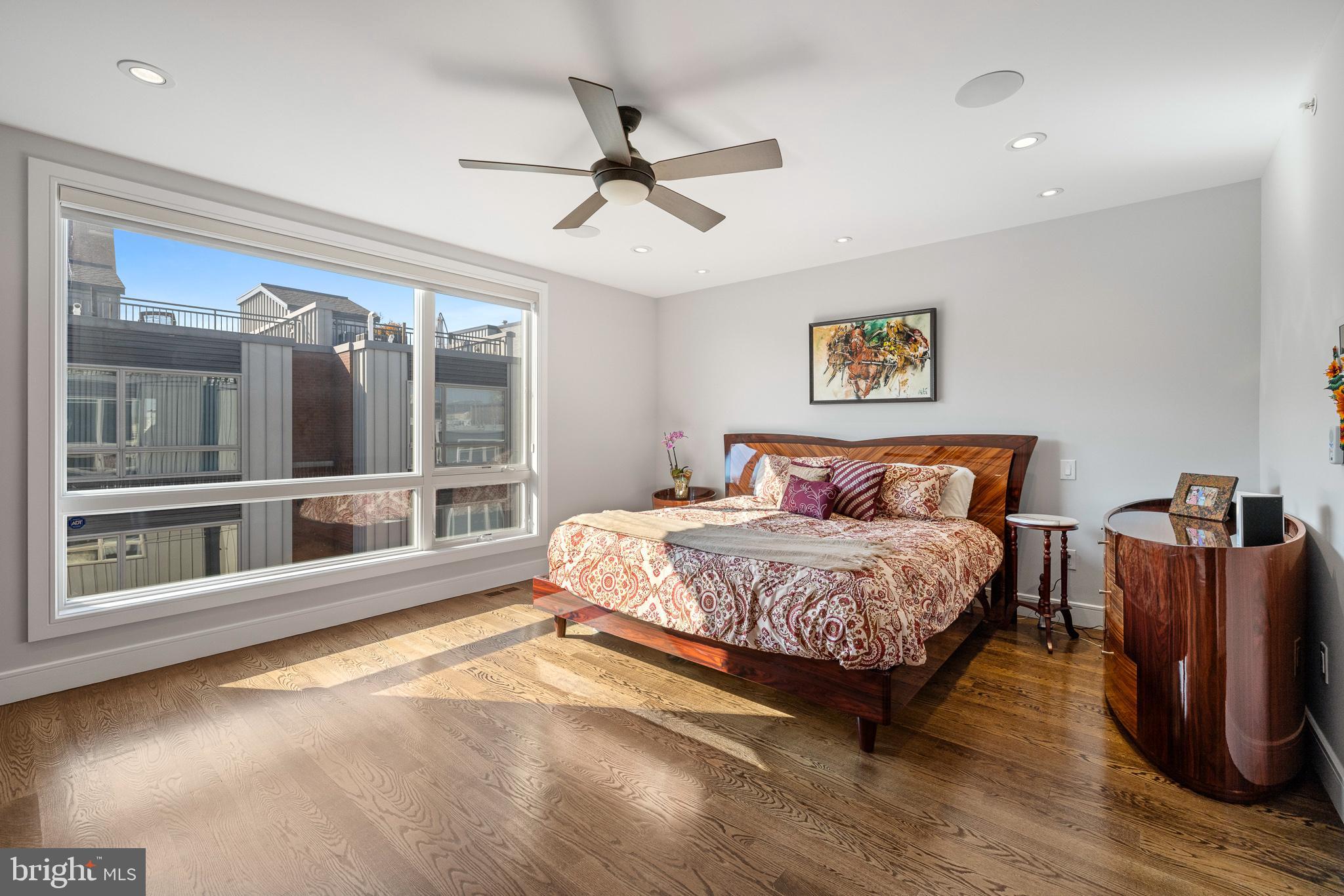 QUEEN VILLAGE - Residential