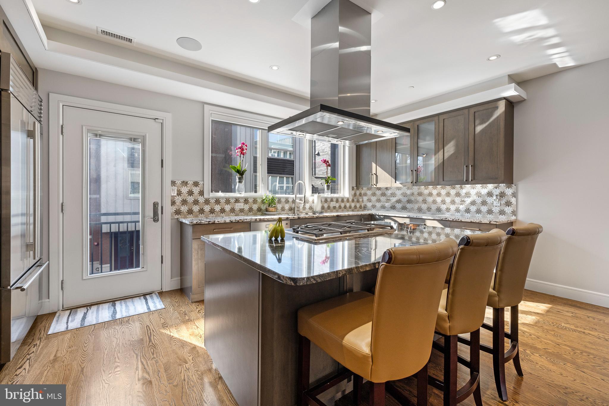 QUEEN VILLAGE - Residential