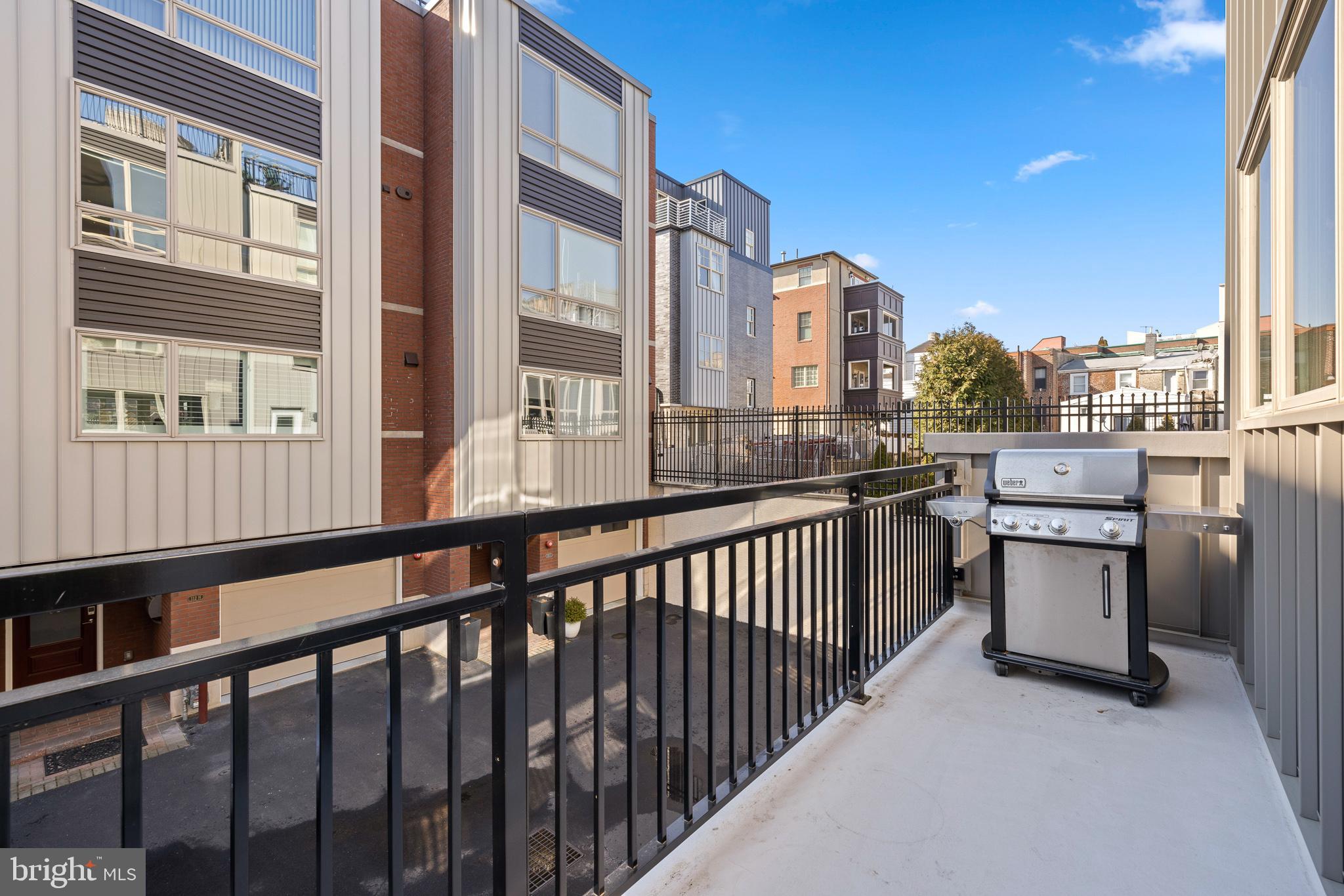 QUEEN VILLAGE - Residential